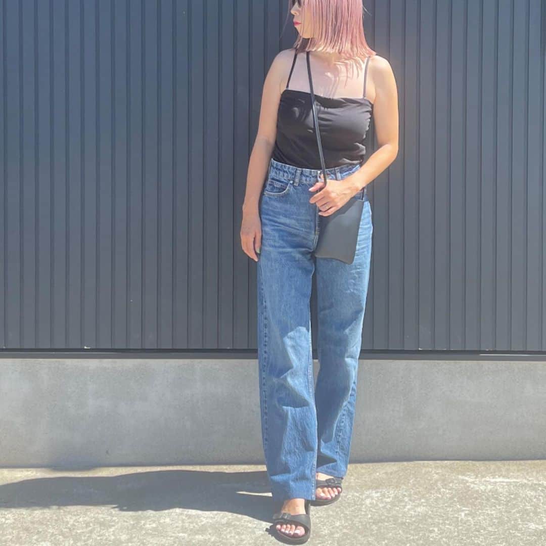 ryuu79hinaのインスタグラム：「いつかのコーデ𓂃♡ ・ ・ 🖤×👖＝❤️ UNIQLOのエアリズムコットンブラチューブトップ この夏1番着たと思われるブラトップ!! 涼しくなってもインナー使いで着れるから︎👍🏻 ̖́- ・ ・ ━━━━━━━━━━━━━━━ #UNIQLO#ユニクロ#ユニクロコーデ#ユニクロ購入品#ユニクロきれいめ部#ユニクロ部#ブラトップ#デニムコーデ#デニム#コーデ記録#夏コーデ#instagood#ママコーデ#ママコーディネート#ママコーデプチプラ#zara#zaraコーデ#大人カジュアル#カジュアル#カジュアルコーデ#シンプルコーデ#着回しコーデ#プチプラコーデ#アラフォーコーデ#アラフォーママ#일상코디#데일리룩#코디스타그램#패션스타그램#옷스타그램」