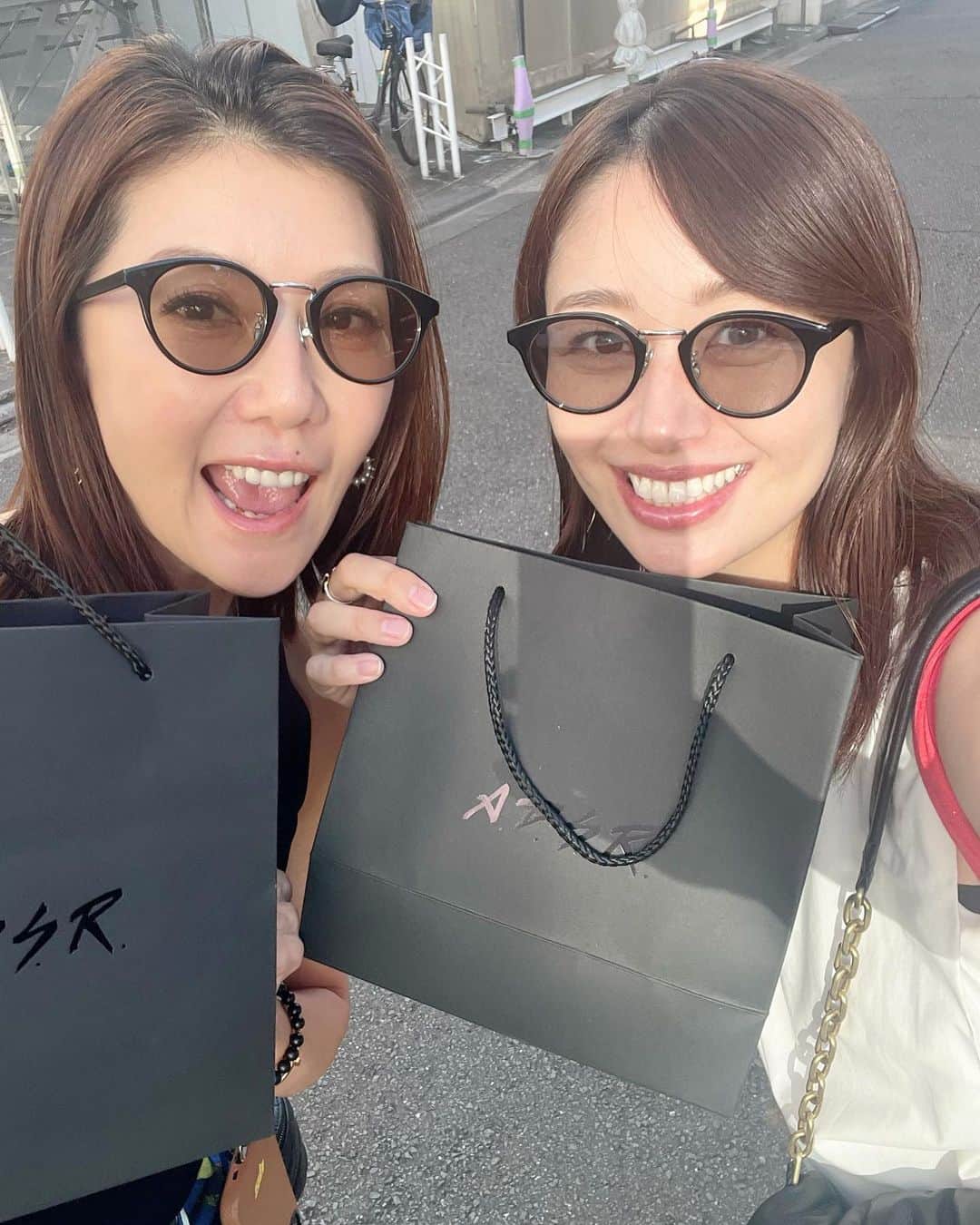 香山ひとみのインスタグラム：「🕶 サングラス探しの旅。 夏の終わりに完🕶🧡  お気に入りの一品を、 お店のお兄さんの的確アドバイスのお陰で買えました😎ありがとうございました🤍 @a.d.s.r._official   大好きな大好きな先輩、 坂田さんとお揃い〜😆💞嬉 @yokosakata   #ADSR #サングラス #adsreyewear」