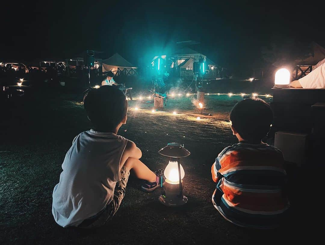 安田美沙子さんのインスタグラム写真 - (安田美沙子Instagram)「たびの続き。。。  夜は、流れ星を見ながら語り合いました⭐️  子供達はテントの中で寝てる。  離れると子供のことが頭から離れないから、結局そばにいてくれるのがホッとする。  安心しながら夜の時間を楽しめるなんて久々でした。  夏の思い出🌻グランピングまた行きたいな⭐️  #family #glamping  #thefarm  #thanks #friend  #family」8月25日 10時06分 - yasuda_misako