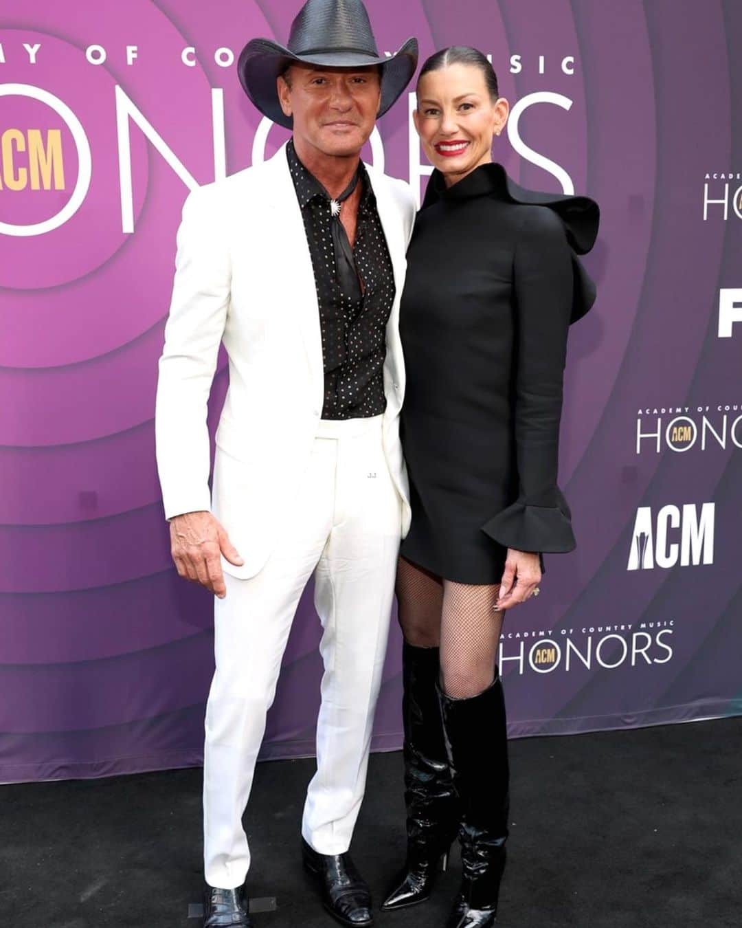 ペトラ・フラナリーのインスタグラム：「@faithhill 💜 @thetimmcgraw Congratulations on the Icon Award #TimMcGraw #acmawards #faithhill」