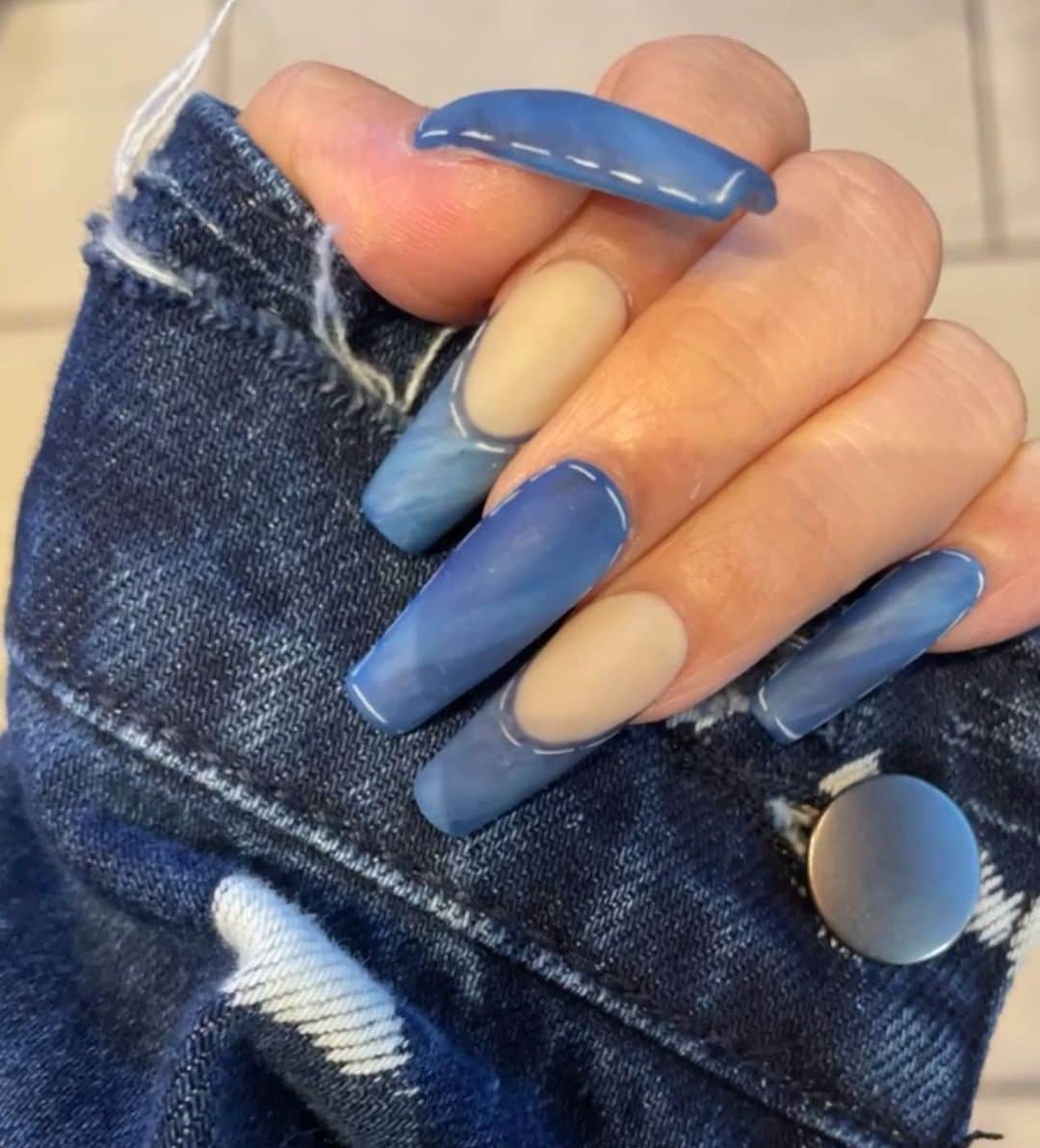 ルナのインスタグラム：「久しぶりね #nails アゲ⤴️ 衣装に合わせてデニムデザインに🩵 Thank u @balo_beautyroom」