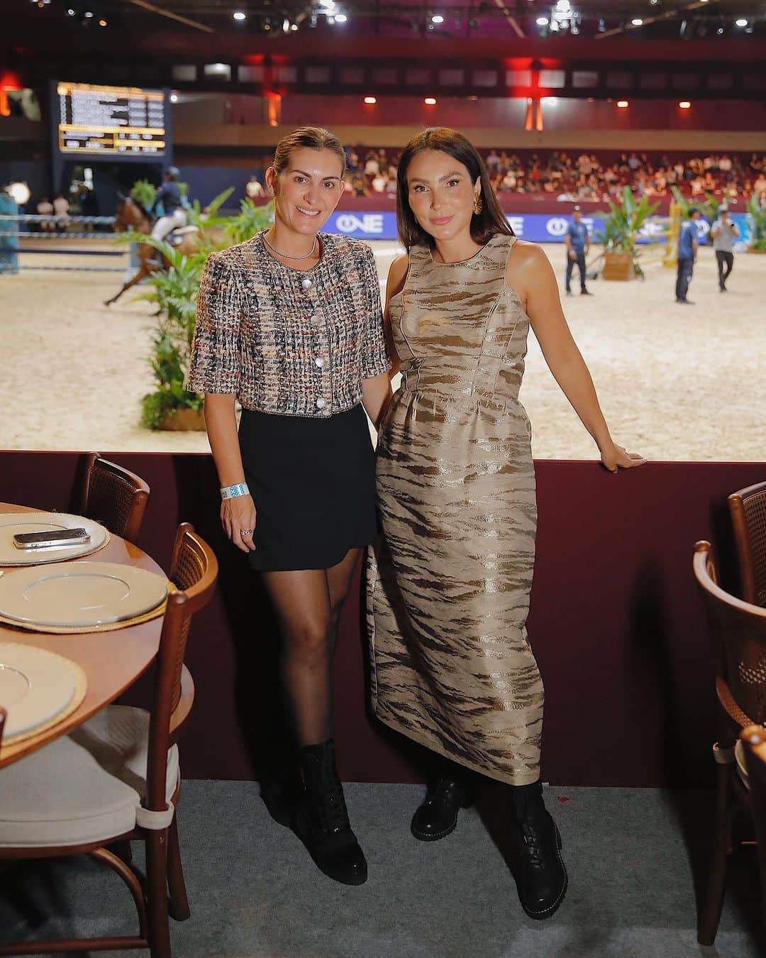 Lalá Noletoのインスタグラム：「Hoje fui dia de Indoor na Hípica Paulista com @paulatorresbrand 🐎 O maior evento do hipismo no Brasil, que recebe alguns dos mais importantes conjuntos do mundo juntos com a #paulatorresbrand 🐎 Minha escolha foi um clássico e eterno das coleções: coturno! Esse modelo é tão extraordinário que está em TODAS às coleções. Confortável, útil e feminino. Mais perfeito impossível 🐎💚」