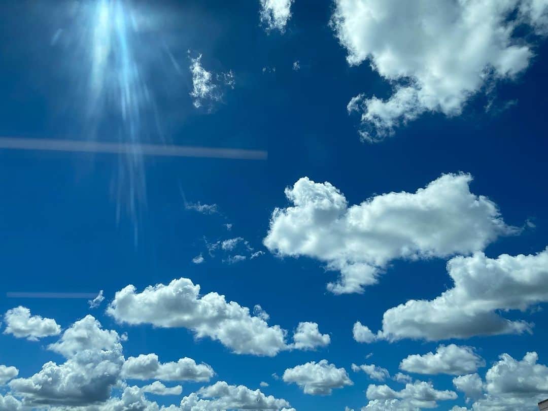 北原徹さんのインスタグラム写真 - (北原徹Instagram)「おはようございます。マグリットの絵にありそうな空でした♪  良い1日を！」8月25日 10時35分 - torukitahara