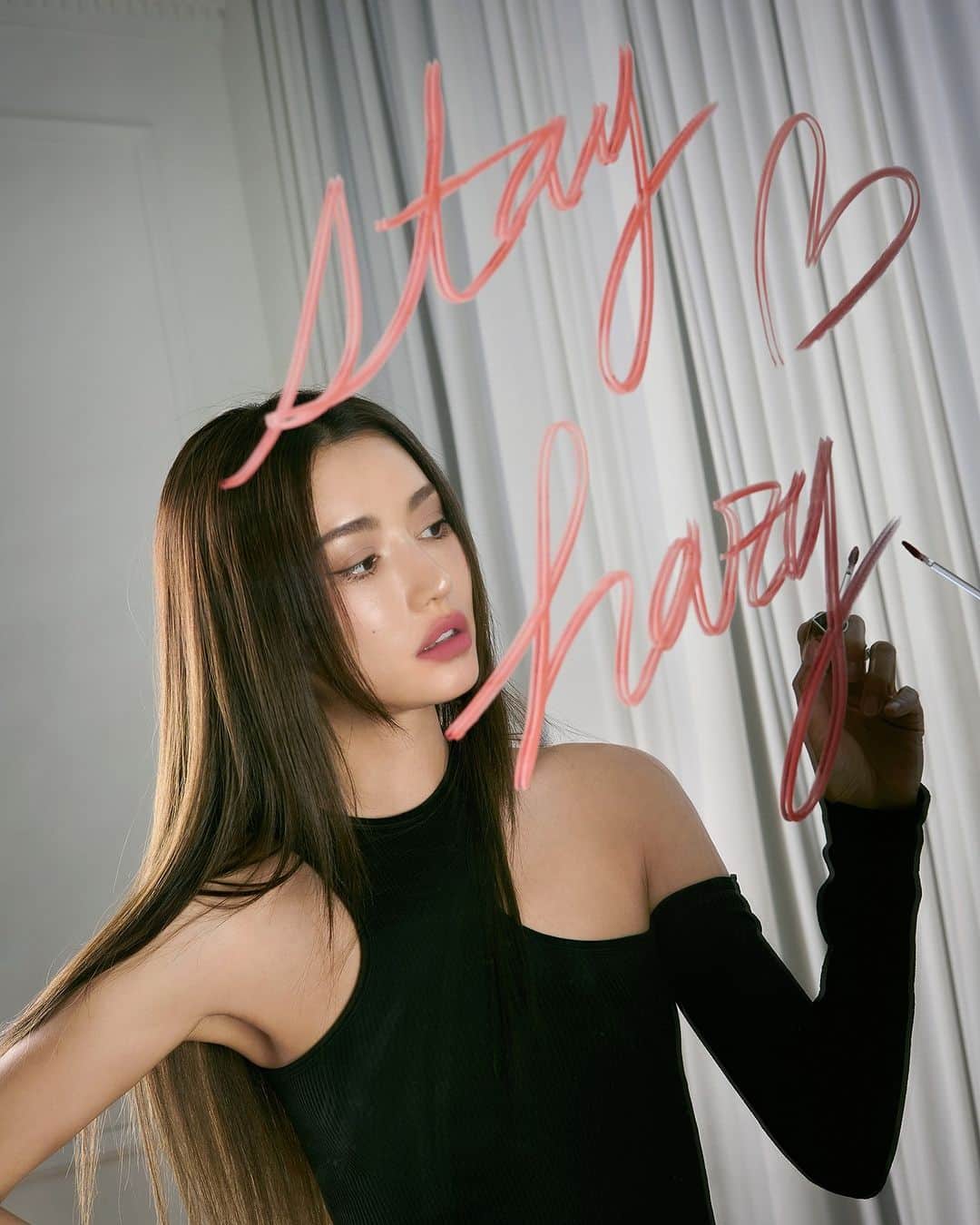Official STYLENANDAのインスタグラム：「Stay Hazy👄  적은 양으로도 비침없이 발색되는 3CE 헤이지 립 클레이  Get the vivid payoff with one swipe 3CE HAZY LIP CLAY  #3CE #3CESTYLENANDA #3CE스타일난다 #3CEHAZYLIPCLAY #3ce헤이지립클레이 #HOUSEOF3CE」