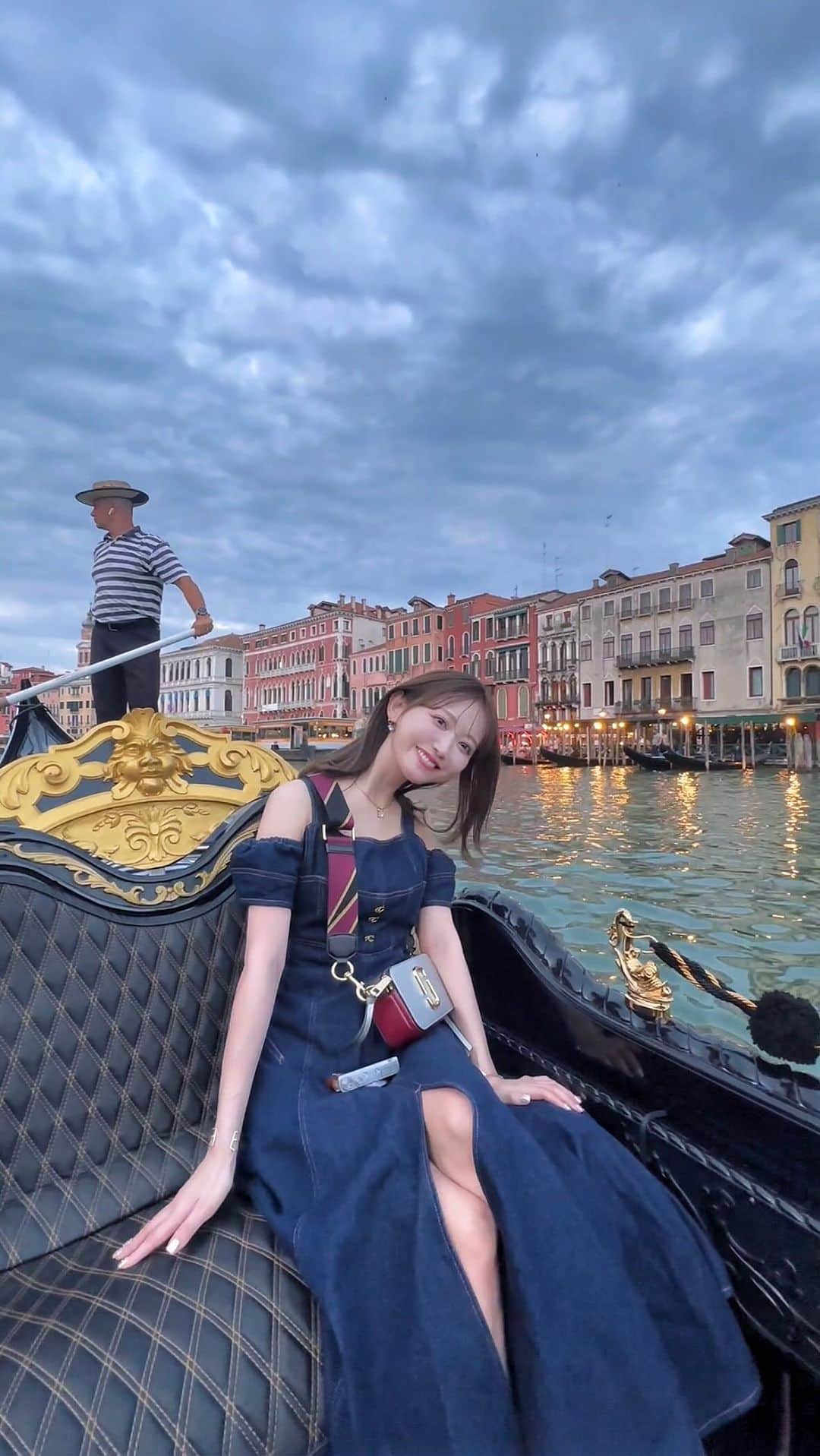 菅野結以のインスタグラム：「絵画の世界IN 🎨 Venice Gondola Cruise ⁡ 日本でも移動手段ゴンドラで生きたい ⁡ #ゆいしふく は @crayme_official  denim stitch dress💙 ⁡ #venice #Italy #trip #gondola #crayme #dress #ゆいたび」