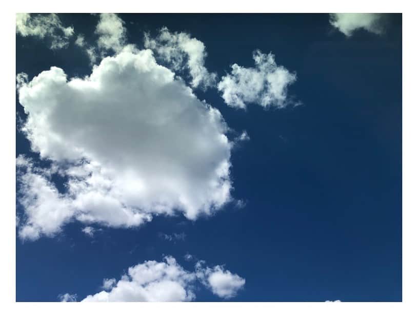 のインスタグラム：「雲ってほっこりしますね。いままで感じたことなかった〜。  スイカは甘かった！  今日も暑さに負けず過ごしましょう〜。」