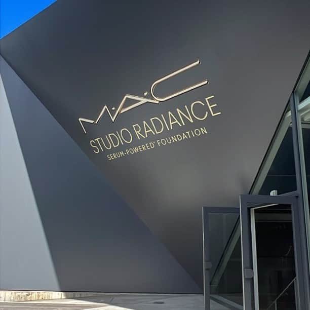 M∙A∙C Cosmetics Japanのインスタグラム：「＼スペシャルイベント／ M･A･C IS GLOWING✨  9/1(金)全国発売の #つやティントファンデ を一足はやくご体験いただけるイベントが本日から開催！ 当日入場もできますので、是非会場へお越しください！  〖日時〗 2023年8月25日 (金) 11:00 ~ 21:00（最終入場 20:30） 2023年8月26日 (土) 11:00 ~ 19:00（最終入場 18:30） 〖場所〗 BANK GALLERY  〖プレゼントキャンペーン〗 応募期間：8月25日 (金)～9月10日 (日)  イベントの様子を投稿いただくと、抽選で アストロ シャイン コレクション 限定デザインパッケージの M∙A∙C ミネラライズ スキンフィニッシュ/ライトスカペードを１０名様に！  @maccosmeticsjapan をフォローいただき、こちらのアカウントと#つやティントファンデ をタグ付けして、フィードへご投稿ください。 キャンペーン規約をご確認のうえ、ご応募ください。 ▶https://bit.ly/45twvfx   #つやティントファンデ #MACスタジオラディアンス #MACSTUDIORADIANCE」