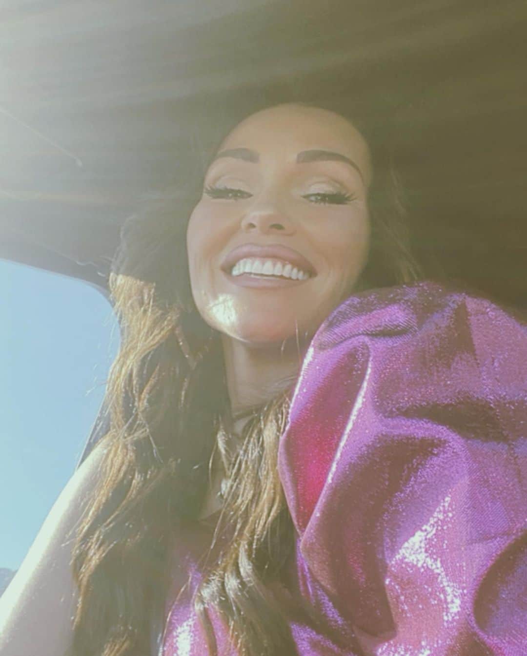 カンディー・ジョンソンのインスタグラム：「Once upon a night…fancy Kandee came out of her unfancy hiding…and here’s a little gaggle of photos as proof and to remind me & you what fancy Kandee looks like 😂…because I think I forgot.  1. Smiling photo because I know the serious poses can show off makeup a little better …but I’m usually always smiling so this feels more “me”. And the internet needs more smiles in my opinion💕  2. Here’s the “no smile photo” if anyone wanted to see how I put all the makeup on.  3. FACTS: I’m wearing 2 pairs of Spanx & this was the only decent, full body picture I got, where I wasn’t making a weird face or doing a weird pose😂 I love this Barbie-like dress and will save this dress for the rest of my life!  @michaelcostello designed it for me, in 2019, and I finally had a reason to bring her out of the closet again! 🙌  4. I look like I’ve launched a new singing career 😂🙌…but I was actually honored to be introducing my friends @jerrodblandino & @cdmnyc for the launch of their new, super formulated and super clean makeup brand @politesocietybeauty 💕…but I do kinda look like I’m gonna start belting out a song😂   5. Me leaving the party with a box of @cinnabon to bring home to my babies (and I might’ve had one for breakfast/lunch) 😂🙌❤️💕  Makeup & hair: yuh girl  Dress: @michaelcostello   Heels: (I bought 2 pairs, 1 white & 1 black and I mix them and wear one of each: @jeffreycampbell   #fancy #ootd #barbie #dress #barbiestyle #brunette #barbiedoll #makeup #fake #hair」