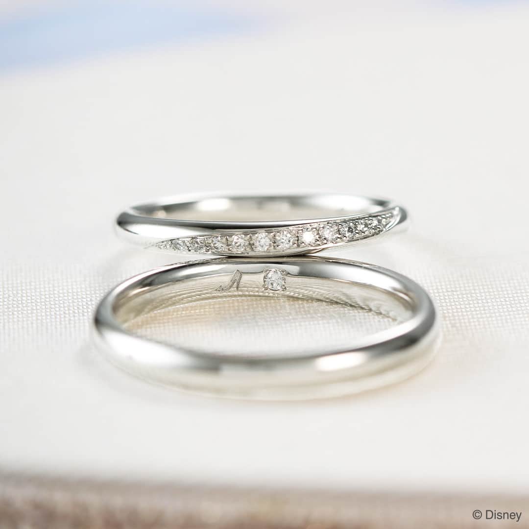 ケイウノさんのインスタグラム写真 - (ケイウノInstagram)「【Disney】本日8/25発売『シンデレラ』の世界観を感じられるブライダルリング  婚約指輪には、透き通った青色が美しいダイヤモンドを添えて。 結婚指輪は、さりげなくお揃い感のあるデザイン。2つのリングを合わせると、ダイヤモンドが12ピースになり、物語でキーポイントとなる“12時”に重ねています。 すべてのリングの内側には、「ガラスの靴」を刻印して『シンデレラ』の世界観を表現しました。  ＜成約特典＞ 『シンデレラ』モチーフ ブライダルジュエリーをご購入で、ケイウノオリジナルデザインの限定キャンドルをプレゼント。 キャンドルはドレスをイメージしたブルー。数量限定の非売品です。 プロポーズの演出やご自宅での特別なディナーなど、おふたりのひとときに温かい光を添えてくれるよう…。  ▼ 公式ホームページへは プロフィール欄URLから　＞ @k.uno_official #kuno #kunobridal #ケイウノ #ケイウノブライダル」8月25日 11時00分 - k.uno_official