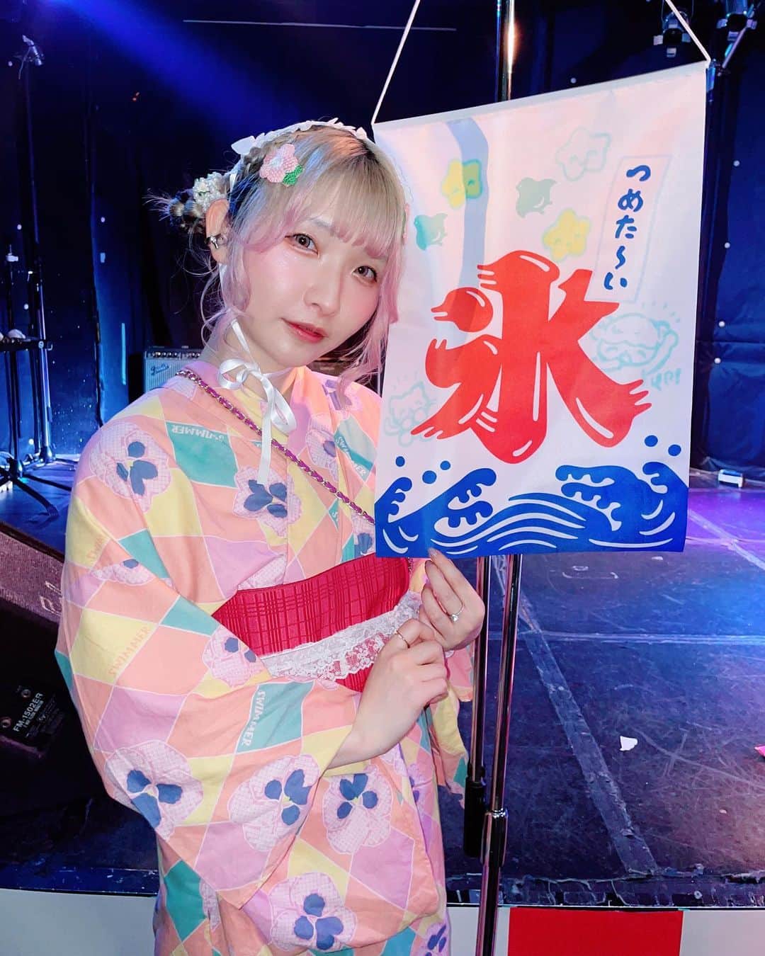 ようなぴのインスタグラム：「かき氷だいすき！かき氷食べるなぴしたい！🍧  好きなかき氷あったらおしえて！  なぴぴは、練乳、いちご、マンゴー、抹茶、みぞれが好きだよ。 氷はふんわりしてるやつも好きだし、昔ながらの雑なかき氷も普通に好き！ なんかふんわりなめらかすぎるやつよりは氷感あるほうが好き🧊  この旗は、ライブ会場に夏感演出するために買ったんだけど、よくみるとにこにこ星さんなどイラストを描き足してたのー！  勿体ないので通販に浴衣チェキと一緒にのれんものせました。完売さんぴゅーです！ 浴衣チェキほしかったよ〜！って人います？  #かき氷　#浴衣」