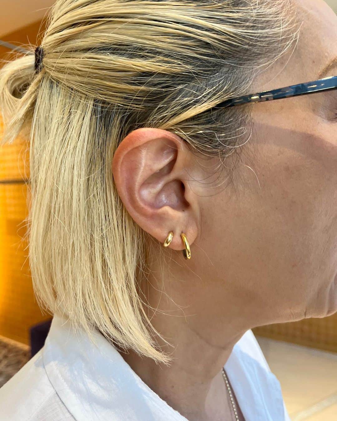 BARNEYS NEW YORKさんのインスタグラム写真 - (BARNEYS NEW YORKInstagram)「MALCOLM BETTS JEWELRY SNAP! 神戸店スタッフ 「初めて＜マルコム ベッツ＞のトランクショーに携わった際、記念にシルバーのリングを購入しました。一つでは物足りなく感じたのと、ほかのスタッフが格好良く着けているのが羨ましくて、少しずつ集めるようになりました。普段からカジュアルな服装にラグジュアリーな要素をプラスしたスタイリングが好きなので、今日はシルバーとゴールドの大ぶりなデザインのアイテムを合わせてこなれ感を演出しています。 ”シンプルで品良く″をベースに、大人の遊び心を大切にしています。＜マルコム ベッツ＞はバーニーズ　ニューヨークでのみご紹介しているブランドなので、特別感がありますね。毎日着けているとより肌に馴染み、時間が経つほどに輝きを増します。アイテム一つひとつから英国の確かなクラフトマンシップが感じられますので、複数重ねて着けていただくと、より魅力がアップすると思います。」  #マルコムベッツ #リング #バングル #ジュエリー #ファインジュエリー #バーニーズニューヨーク #malcolmbetts #ring #bangle #jewelry #barneysnewyork #MALCOLMxBNY」8月25日 17時00分 - barneysjapan