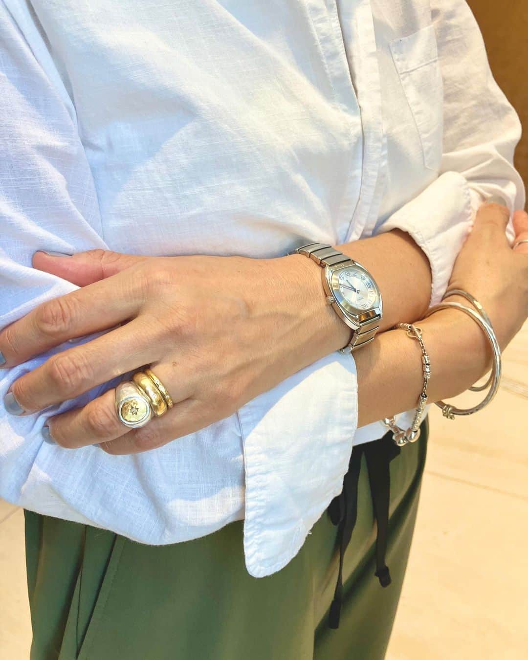 BARNEYS NEW YORKさんのインスタグラム写真 - (BARNEYS NEW YORKInstagram)「MALCOLM BETTS JEWELRY SNAP! 神戸店スタッフ 「初めて＜マルコム ベッツ＞のトランクショーに携わった際、記念にシルバーのリングを購入しました。一つでは物足りなく感じたのと、ほかのスタッフが格好良く着けているのが羨ましくて、少しずつ集めるようになりました。普段からカジュアルな服装にラグジュアリーな要素をプラスしたスタイリングが好きなので、今日はシルバーとゴールドの大ぶりなデザインのアイテムを合わせてこなれ感を演出しています。 ”シンプルで品良く″をベースに、大人の遊び心を大切にしています。＜マルコム ベッツ＞はバーニーズ　ニューヨークでのみご紹介しているブランドなので、特別感がありますね。毎日着けているとより肌に馴染み、時間が経つほどに輝きを増します。アイテム一つひとつから英国の確かなクラフトマンシップが感じられますので、複数重ねて着けていただくと、より魅力がアップすると思います。」  #マルコムベッツ #リング #バングル #ジュエリー #ファインジュエリー #バーニーズニューヨーク #malcolmbetts #ring #bangle #jewelry #barneysnewyork #MALCOLMxBNY」8月25日 17時00分 - barneysjapan