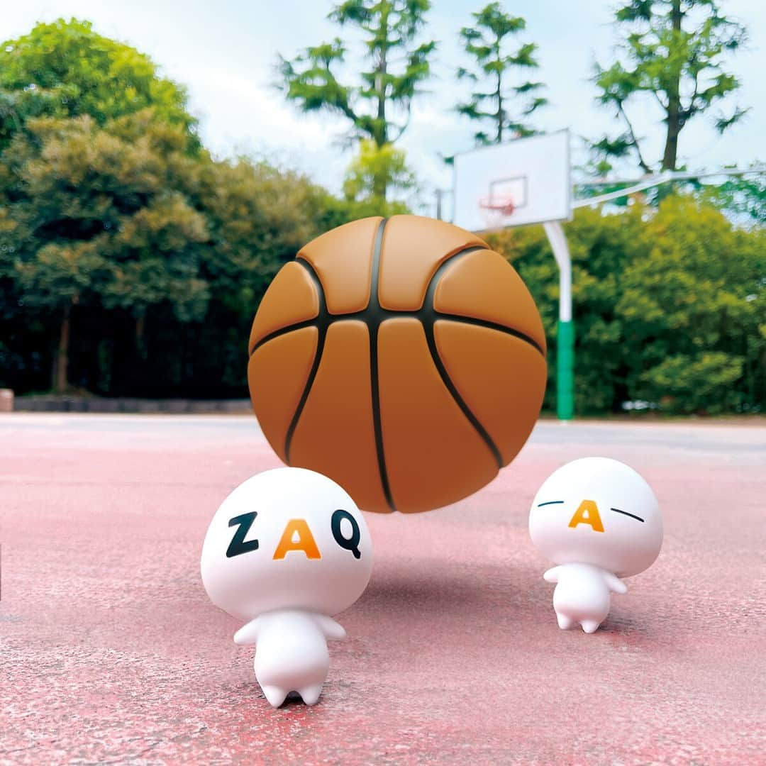 ざっくぅ 公式Instagramのインスタグラム：「〜ざっくぅがシュートを決めるまで🏀〜  みんなで力を合わせて、めざせゴール🔥  (ZAQ).oO（投げるのも一苦労💦）  シュートが決まるまでの道のりは遠そうだけど、 がんばれ、ざっくぅ！！  応援してくれる人はコメント欄を「🏀」でいっぱいにしてください📣  #バスケットボール #バスケットボール🏀 #バスケ #バスケ仲間 #バスケ観戦 #バスケ好きな人と繋がりたい #スポーツ観戦 #スポーツ観戦好きな人と繋がりたい #スポーツ #運動 #応援 #頑張れ日本 #キャラクター #キャラクター好きな人と繋がりたい #キャラクター好き #推しキャラ #ざっくぅのいる暮らし #ざっくぅ #ざっくぅ大好き #ざっくぅ写真部 #JCOM」