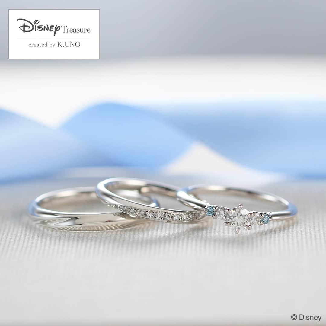 ケイウノのインスタグラム：「【Disney】本日8/25発売『シンデレラ』の世界観を感じられるブライダルリング  婚約指輪には、透き通った青色が美しいダイヤモンドを添えて。 結婚指輪は、さりげなくお揃い感のあるデザイン。2つのリングを合わせると、ダイヤモンドが12ピースになり、物語でキーポイントとなる“12時”に重ねています。 すべてのリングの内側には、「ガラスの靴」を刻印して『シンデレラ』の世界観を表現しました。  ＜成約特典＞ 『シンデレラ』モチーフ ブライダルジュエリーをご購入で、ケイウノオリジナルデザインの限定キャンドルをプレゼント。 キャンドルはドレスをイメージしたブルー。数量限定の非売品です。 プロポーズの演出やご自宅での特別なディナーなど、おふたりのひとときに温かい光を添えてくれるよう…。  ▼ 公式ホームページへは プロフィール欄URLから　＞ @k.uno_official #kuno #kunobridal #ケイウノ #ケイウノブライダル」