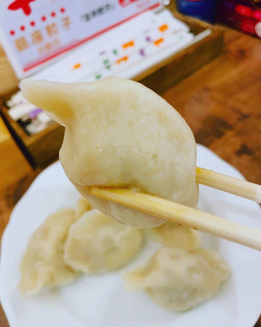 のインスタグラム：「餃餃餃〜！ 東銀座の銀座餃子ラストはシンプルかつ王道！水餃子だ餃〜！ 本格的なタイプのお店の餃子は水餃子が美味しいに決まってる餃！ もっちりした食感から溢れ出る美味汁をなんと名づけよう！ 最高の味に舌鼓打つこと間違いなし餃〜！  #餃子 #水餃子 #銀座餃子 #餃子君 #マジでもちもち一番触りたいもの #頬擦りしたいは普通の感覚よね #抱きしめたいも普通の感覚 #この皮に入りたいも普通よね #普通であってくれ #川島ねごと #天津向 #餃餃餃」