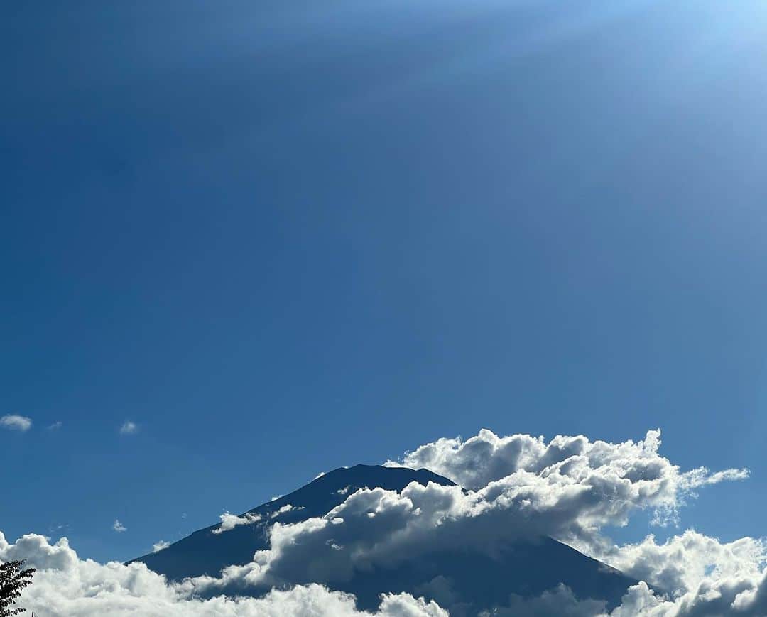 AZUSAのインスタグラム：「SPACE SHOWER SWEET LOVE SHOWER 2023  大空の青と白。隠れてた富士山が姿を見せ始め。そして大音量の音楽。  サイコーす、俺の夏2023。  #ラブシャ #山中湖」