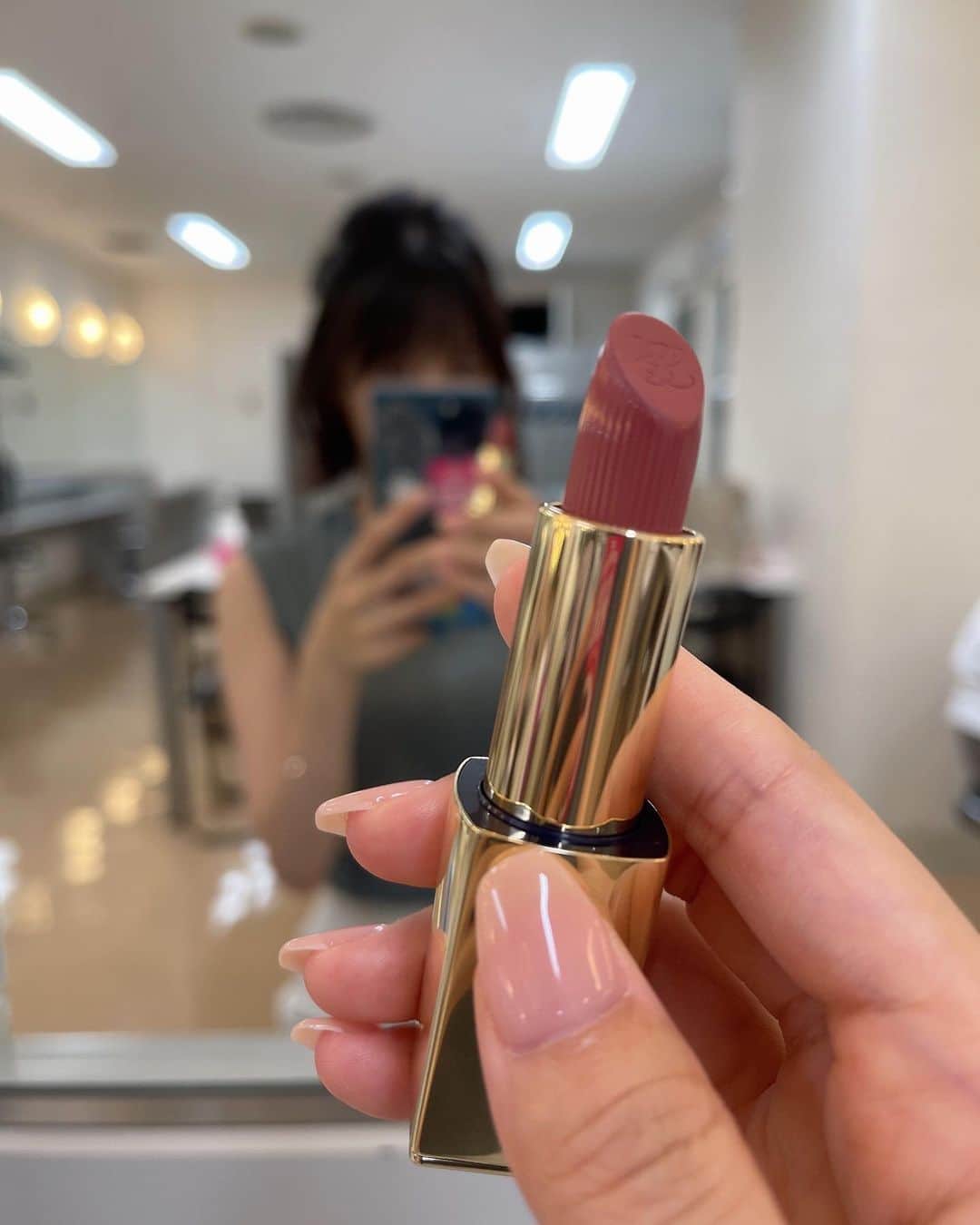 松田るかのインスタグラム：「舞台『哀を腐せ』 残り3日間となりました。 最後まで宜しくお願い致します！  今作でちゃんとお姉さん感が出せるように、メイクで入って下さってる美ヶ原美々さんと相談してメイクの色味などを決めてて💄 アイシャドウもラメは入れず、リップも少し落ち着いたカラーにしております◎  ちょうど少し前にGETしたリップがいい感じだったので😌 . #エスティローダー  #ピュアカラーリップスティック #440irresistible」
