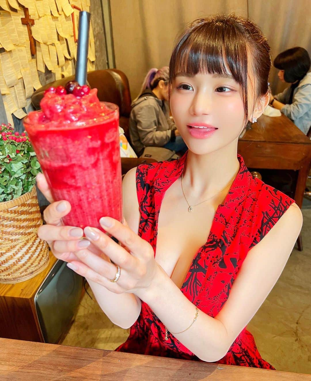 みもれもんさんのインスタグラム写真 - (みもれもんInstagram)「I wonder if one person can drink such a big drink?🍉🍹🍋  こーーんな大きいな飲み物・・😳🍉 1人で飲み切れるでしょうかぁぁ？🙄☀️ いただきまぁす＼(^ω^)／❣️  #夏 #スイカジュース #みもれもん #mimolemon #Thailand #day #photo #japan」8月25日 11時03分 - mimore_mon0929