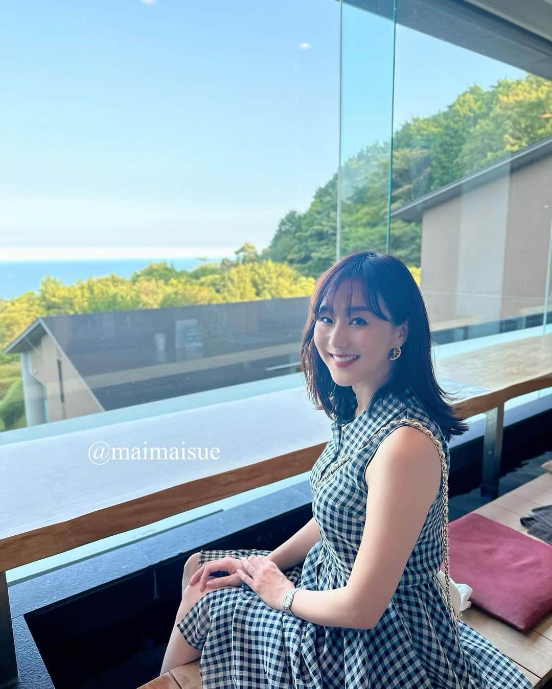 村上麻衣のインスタグラム：「これ、足湯です♨️  真夏でも冷房でつま先がキンキンに冷えてる私は、 足からホカホカになって とーても気持ちよかった✨  「ワンピース濡らさないようにね」 「うん！」 という会話をしたにも関わらず、 出る時には裾がビッタビタでした。 まぁ、そんなもんです🥹  汗と湿気で髪がポワポワ。笑  #熱海#足湯 #温泉 #温泉旅行 #静岡旅行 #onsen #japan」