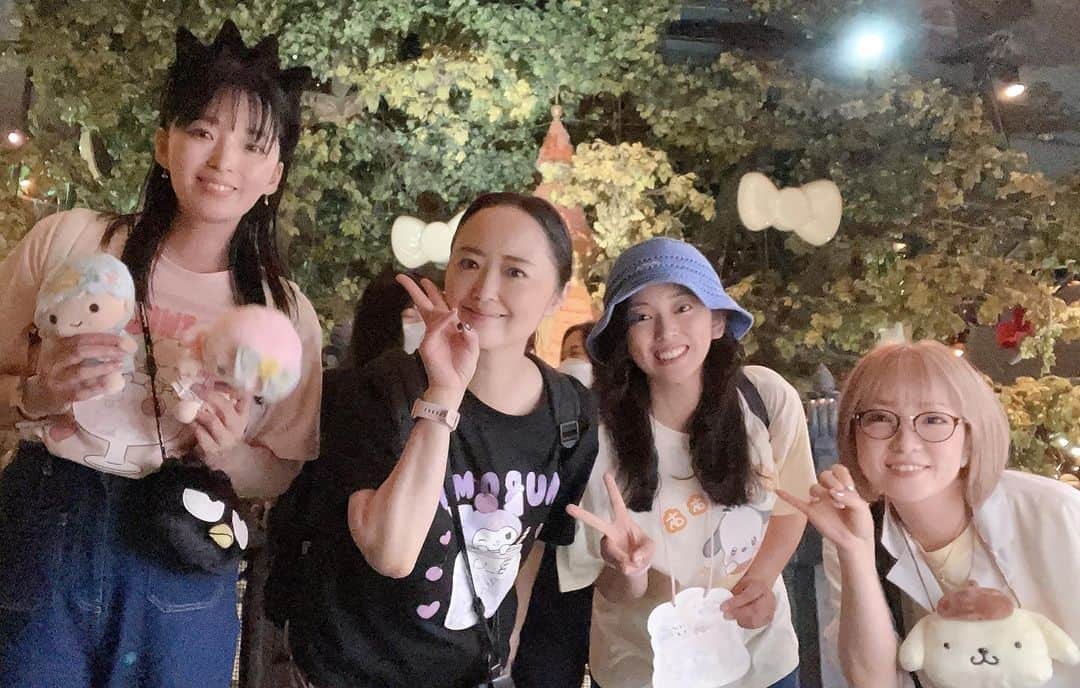 マーナのインスタグラム：「🏰  サンリオピューロランド  まねださん♡みずほちん♡ちなぴー♡ 皆、推しのTシャツ着てる。 サンリオ好きの輪が広がりつつありまして一緒にピューロへ行ってくださる喜び…嬉しい限りです✨  キキララちゃんからの神ファンサの余韻に浸浸浸浸浸ってニヤけが止まりません  #ファンサの動画は編集中 #可愛すぎて編集できない  #癒しをありがとう #サンリオピューロランド  #まねだ聖子　さん #鈴木みずほ　ちゃん #ちなっぴー　 #はっぴーはっぴーちなっぴー #キキララ  #リトルツインスターズ #まーな」