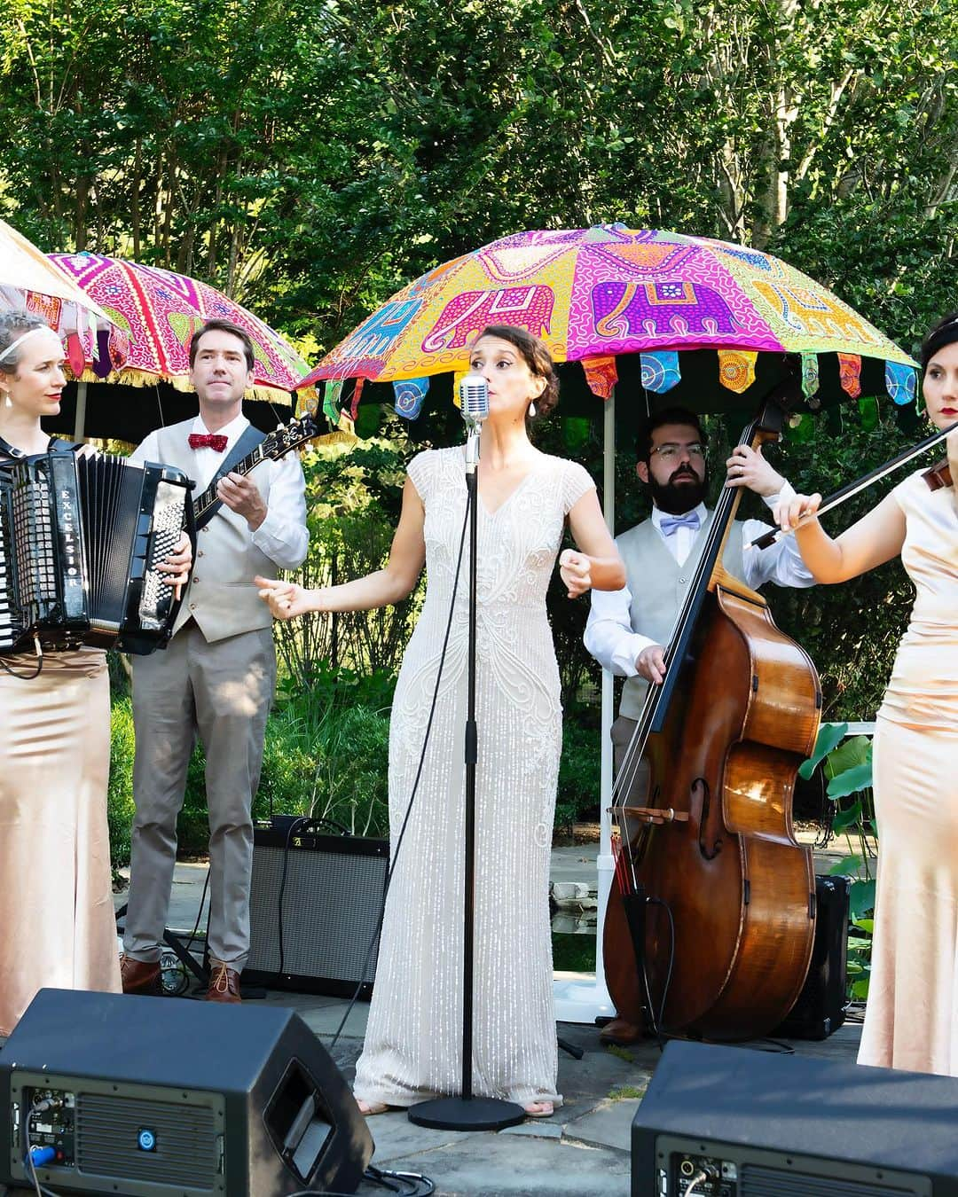 ニール・パトリック・ハリスさんのインスタグラム写真 - (ニール・パトリック・ハリスInstagram)「Thinking back to the Midsummer Night Drinks event we threw at Funhouse Farm, to support God’s Love We Deliver. Their ability to make and deliver meals for countless people in need is simply remarkable. We have volunteered often, and can’t say enough about the wonderful work that this organization accomplishes every year. I’m not used to hundreds of people in our backyard, but for @godslovenyc we will make a happy exception. #grateful @dbelicious」8月25日 11時15分 - nph