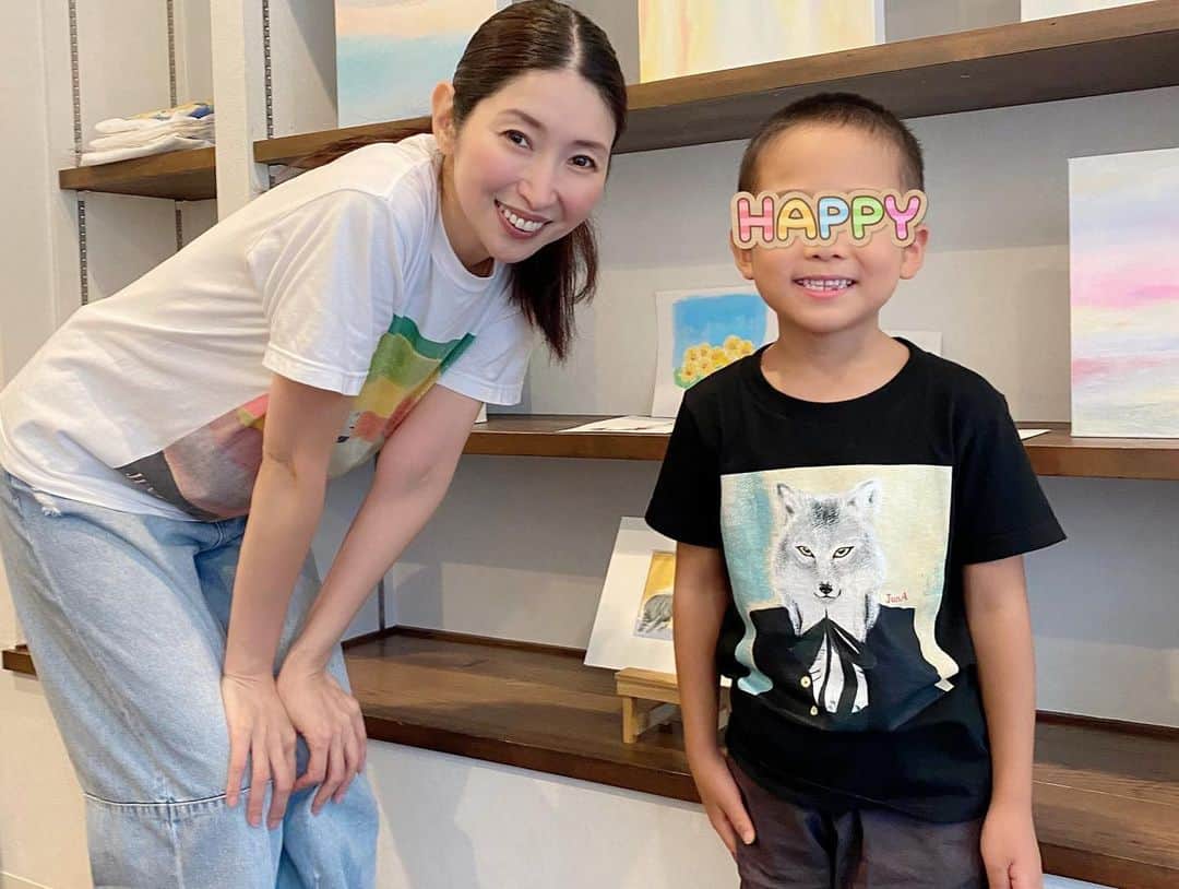 美夢ひまりさんのインスタグラム写真 - (美夢ひまりInstagram)「同期の純ちゃん @junbloomer  の個展に行ってきました✨  純ちゃんの澄んだ心、優しさが溢れる空間🫧  音楽学校時代、純ちゃんの即興ピアノを聴いたとき、こんな人がいるのか…と衝撃を受けたことをはっきりと覚えています。【感性】って、決して真似できるものではなく、その人の感じてきたもの、生き様からしか生まれてこない。こんなすごい人がいるんだって、私ももっと五感を使っていろんなことを感じないといけないって、思った瞬間でした。  純ちゃんの描く絵、生みだす色、全部純ちゃんからしか生まれないもの。私は純ちゃんの描く絵の大ファンです✨長男も @animaljunbo のオオカミのラウルが大好き。2ショット、嬉しそうでした😊優しいお顔のキリンさんTシャツを自分へのお土産にしました🦒✨  コマ @kurama_sao  ゆり @otohana.yuri  同期で同じ時間を共有できたのも嬉しかったな…♡  #87期  #animaljunbo」8月25日 11時15分 - himari_miyume