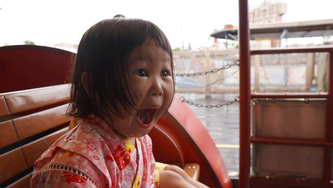 ぽるママのインスタグラム：「. . 今回の一時帰国中、念願の #東京ディズニーシー 行けたぁ🥹🥹🥹  #オルメル が大好きなふわ🐢🫶🏻💚  #ケープコッドクックオフ でオルメルに会えて 大大大興奮でした🥹💐✨🫶🏻💕  むーーーちゃくちゃ暑かったけど もうほんとにとんでもなく楽しかった😭💐🫧  またいっぱい載せさせてね📸💓  #アメリカのお家でお留守番してくれてるオルメルに #お洋服買ってあげたいって #お土産屋さんで選んだふわ #しばらく持って歩いて #ふと取り出して #自分にあてがって #似合うかなぁ #言うてました #🤗  そしてこの日はわたしの弟夫婦 @daikirishima も来てくれて 一緒に回ってくれてたよ😌🍻🏍️  ※みゆは終始大興奮大テンション上がりで 若い弟夫婦とはしゃぎ倒してたので🤘🏻❤️‍🔥 立ち止まり回数多めのふわver.でした🫡🌱」