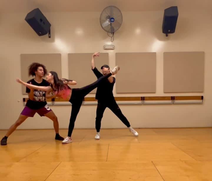 あんなのインスタグラム：「First time rehearsing my live performance with my back dancers! Thank you so much💗🪩 バックダンサーの方と初めてのライブリハーサルでした🎤ありがとうございました！」