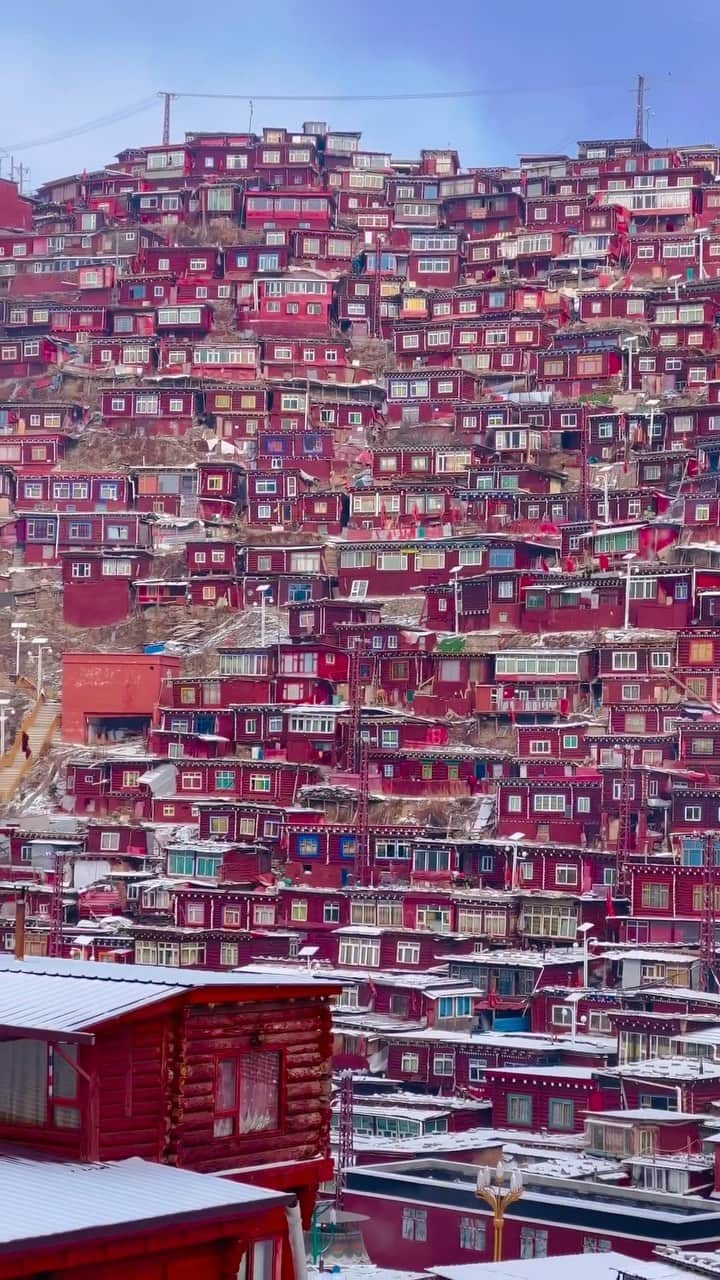 Earth Picsのインスタグラム：「@sophoebelous —Nestled within a treeless valley in China’s remote Garze Tibetan Autonomous Prefecture, you’ll find the world’s largest Tibetan Buddhist institution. Established in 1980, the Seda Larung Wuming Tibetan Buddhist Institute comprises several main structures and tens of thousands of small dormitories scattered across the neighboring hills. With capacity for up to 40,000 monks and nuns, the Institute welcomes practitioners from diverse Tibetan Buddhist traditions: Nyingma, Gelug, Sakya, and Kagyu. The formal training typically spans six years, while advanced levels may extend to 13 years. Regrettably, the Soda Monastery’s county isn’t accessible to international travelers and is presently closed to the general public.  🎥 @sophoebelous  📍Seda Monastery (largest Tibetan Institute), Ganzi, Sichuan 🇨🇳」