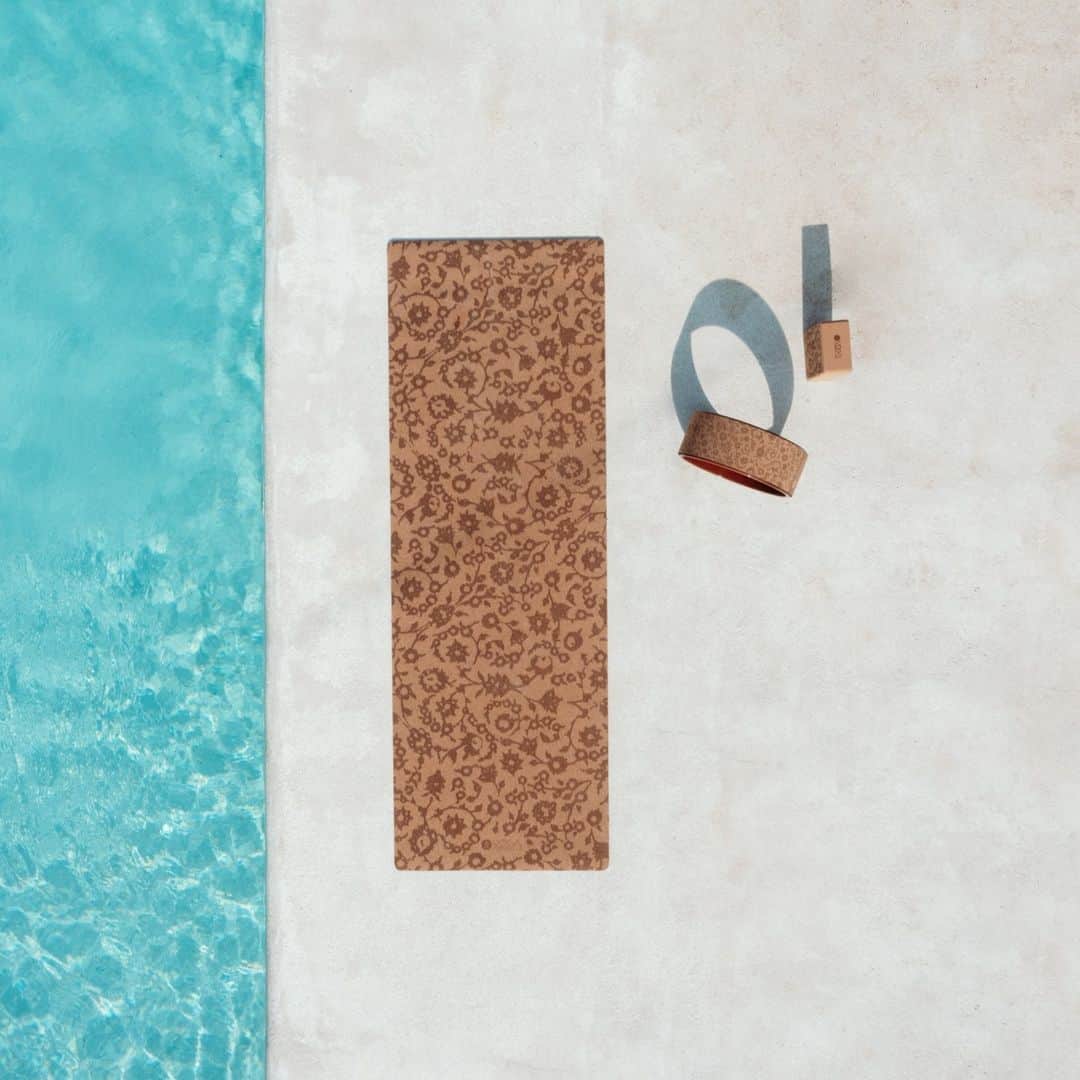 のインスタグラム：「✨ CORK MAT  地球に優しい自然素材である CORK MAT。  再生可能で持続可能なコルクで作られたトップレイヤーと100％天然ゴムベースレイヤーで作られています。  グリップ力を高めるには、練習前に手を濡らすか、マットに少量の水をかけます。  温度が上がるとコルクが緩み始め、柔らかく握りやすくなります。 ホットヨガのクラスに最適です。  抗菌性や防臭性にも優れており、清潔さを保ちながらヨガプラクティスを楽しむことができます。  茶褐色のシックなトーンでまとめられた 花柄デザインの『FLORAL BATIK TONAL』  柔らかな色合いが落ち着いた雰囲気を醸し出し、 モダンで上品な印象を与えるこの柄は、洗練されたヨギの方々にぴったりの選択肢となるでしょう。  ～CORK MAT～ FLORAL BATIK TONAL フローラルバティック トーナル  3.5mm 長さ178cm x 幅61cm  天然コルク+天然ゴム  プリント：水性インク」