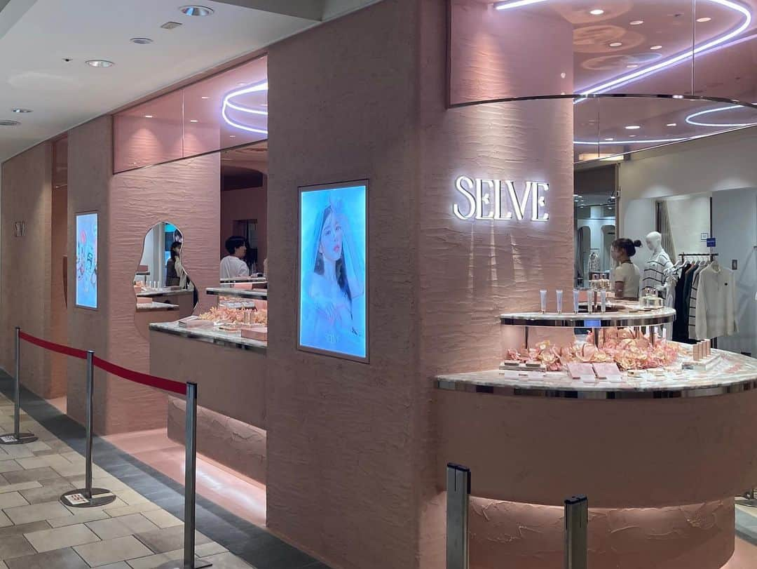 EST osaka-umedaのインスタグラム：「【NEWOPEN】 本日、SELVE（セルブ）1号店が梅田エストにオープン！ 「self love self produce」をコンセプトに掲げ「自分自身を愛し、なりたい自分を叶える。そんな手助けが出来るコスメをお届けしたい」と願いを込めて立ち上げたブランド。 梅田エスト店先行新作発売や、ノベルティ等の特典を取り揃えてお待ちしております。オープンの本日は、プロデューサーである斎藤早紀さんの来店イベントも開催いたします。 #SELVE #梅田est #梅田コスメ#umedaest」