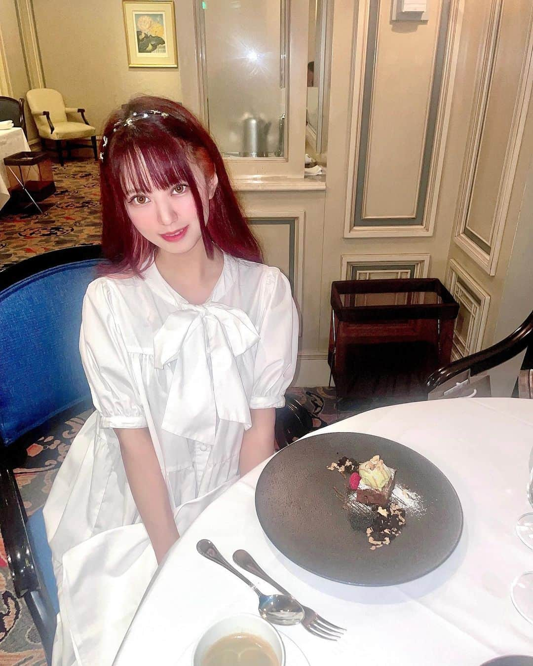 絵仁のインスタグラム：「お誕生日ディナー🍽🎂 ママンありがとう…✨ ❤︎ ❤︎ ❤︎ @hotelchinzansotokyo_official  #椿山荘 #椿山荘ディナー #ホテル椿山荘東京 #東京ホテル #東京ホテル巡り #イルテアトロ #イルテアトロ椿山荘 #東京グルメ #お誕生日会 #雲海 #超雲海」