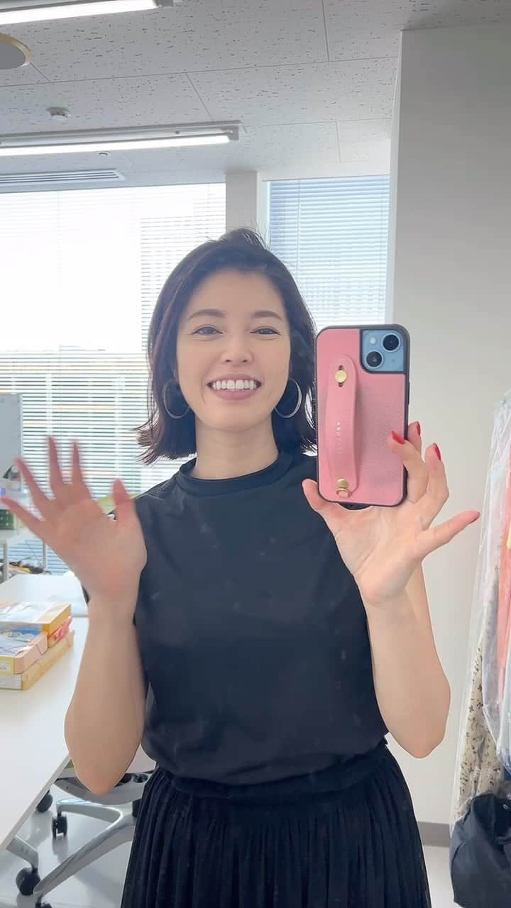 のインスタグラム：「金曜日🩷 フジテレビ『ぽかぽか』☀️ 今日はお二人の豪華なゲストです✨ そして私の連載が掲載されている雑誌、 『FRIDAY』の発売日でもあります📖 是非ご覧下さい🙋🏻‍♀️  #NYC #ニューヨーク #Barbie #バービー #pink #ピンク #フジテレビ #ぽかぽか #FRIDAY #私の連載が掲載 #楽屋のお弁当リポート #神田愛花」