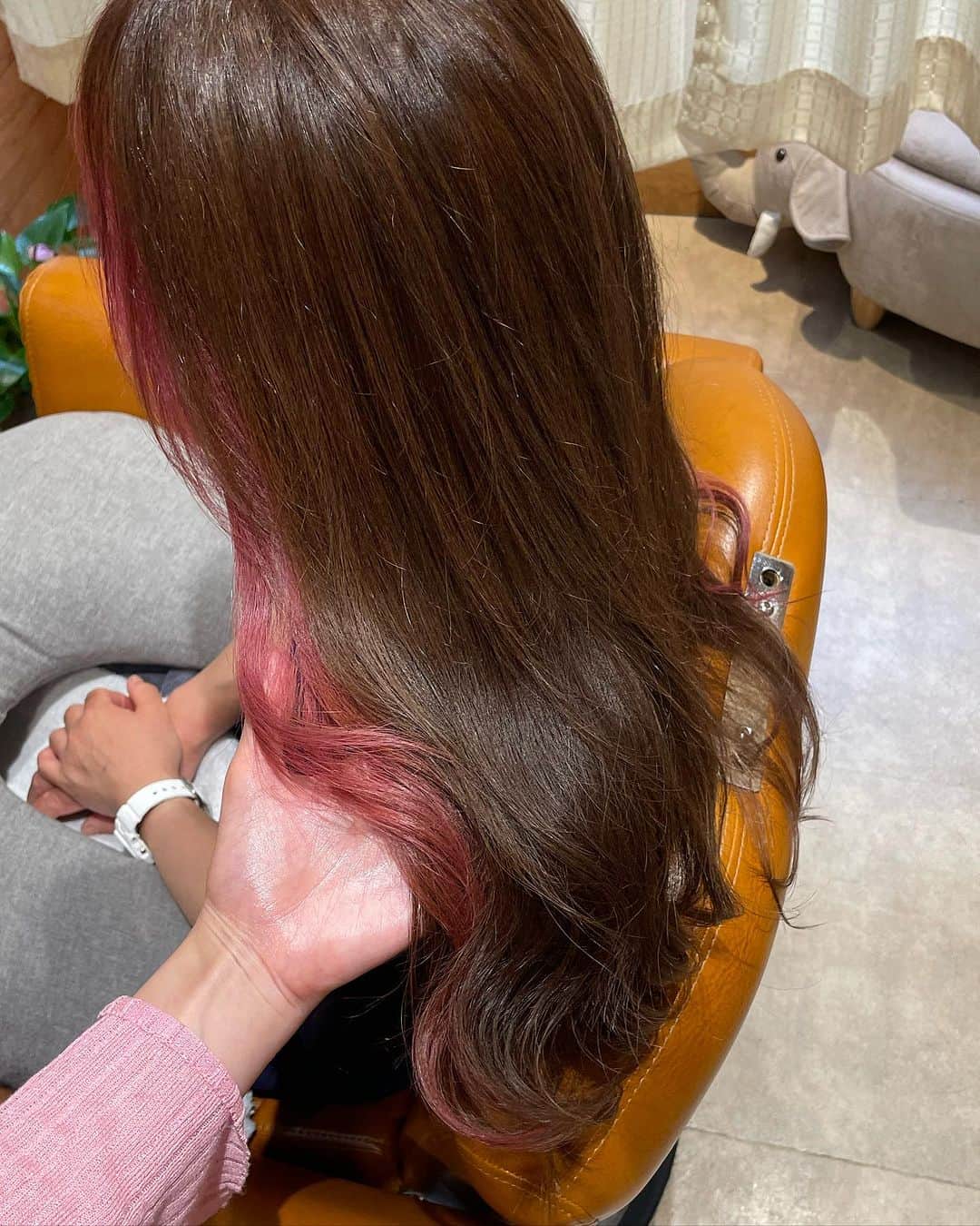 西本香澄さんのインスタグラム写真 - (西本香澄Instagram)「#アレンジ仕上げ #インナー青みピンク #インナーピンク #インナー再々利用 今回のピンクは アイスグレーと混ぜたほんのり青みピンク🩷 5枚目はbeforeです📷 ピンクは薄めててもこれくらいだと 結構色もち良く、 １ヶ月スパンの方にもオススメです🍀 アイスグレー、紫を混ぜていると 褪色もキレイ🎉 お客様のご希望、 髪質に合わせたダメージレスな調合です🍀 インナーカラーもダメージレスに🎉 ダメージレスなインナーカラーは ミモリヘアーにお任せください🍀 ＊＊ ＊＊ ＊＊ ご新規さまは @sato_kanzakigawa_  が 担当させていただきます✂️ 貸し切りサロンなので、 男性の方、 お子様連れの方もぜひです✂️ ＊＊ ＊＊ ＊＊ ＊＊ 　#ツヤ髪　#泥のトリートメント　 #貸し切り美容室　#貸切サロン　#プライベートサロン　 #淀川区の美容室 #ミモリヘアー #阪急神戸線 #神崎川駅徒歩3分 #神崎川　#神崎川駅　#淀川区 #淀川区美容室　#神崎川美容室 #ヘアケアサロン　#ツヤ髪 #髪質改善 #髪質改善トリートメント #髪質改善メニュー #トリートメント #トリートメント大阪　#女性オーナー　#かすみんヘア」8月25日 11時39分 - kasumin_hair