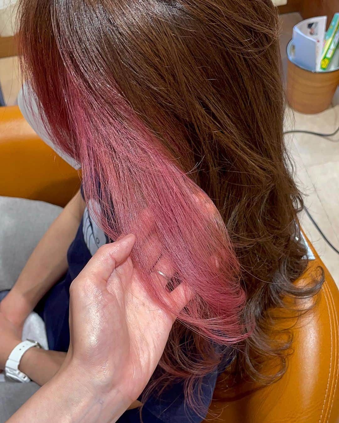 西本香澄さんのインスタグラム写真 - (西本香澄Instagram)「#アレンジ仕上げ #インナー青みピンク #インナーピンク #インナー再々利用 今回のピンクは アイスグレーと混ぜたほんのり青みピンク🩷 5枚目はbeforeです📷 ピンクは薄めててもこれくらいだと 結構色もち良く、 １ヶ月スパンの方にもオススメです🍀 アイスグレー、紫を混ぜていると 褪色もキレイ🎉 お客様のご希望、 髪質に合わせたダメージレスな調合です🍀 インナーカラーもダメージレスに🎉 ダメージレスなインナーカラーは ミモリヘアーにお任せください🍀 ＊＊ ＊＊ ＊＊ ご新規さまは @sato_kanzakigawa_  が 担当させていただきます✂️ 貸し切りサロンなので、 男性の方、 お子様連れの方もぜひです✂️ ＊＊ ＊＊ ＊＊ ＊＊ 　#ツヤ髪　#泥のトリートメント　 #貸し切り美容室　#貸切サロン　#プライベートサロン　 #淀川区の美容室 #ミモリヘアー #阪急神戸線 #神崎川駅徒歩3分 #神崎川　#神崎川駅　#淀川区 #淀川区美容室　#神崎川美容室 #ヘアケアサロン　#ツヤ髪 #髪質改善 #髪質改善トリートメント #髪質改善メニュー #トリートメント #トリートメント大阪　#女性オーナー　#かすみんヘア」8月25日 11時39分 - kasumin_hair