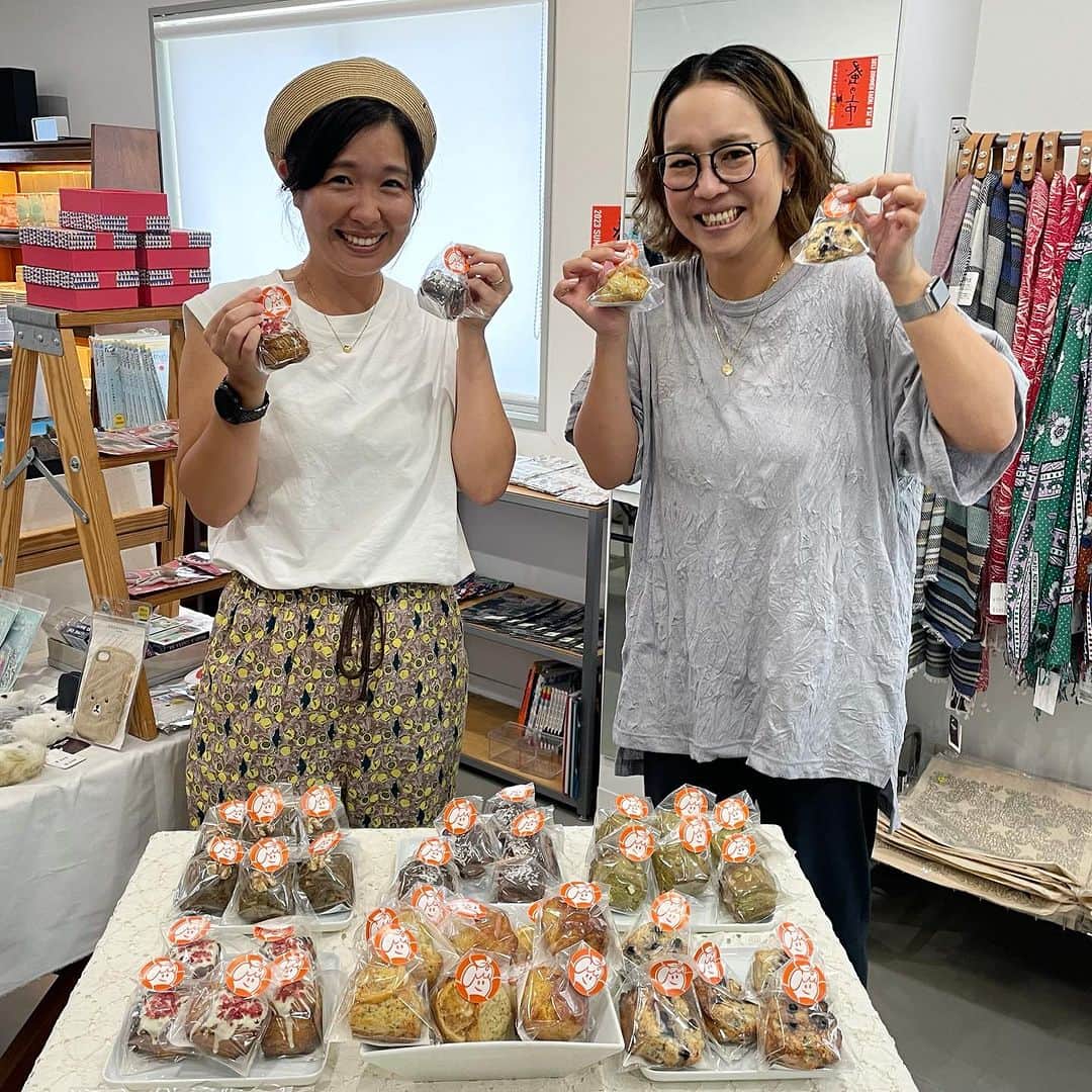 marbleSUD(マーブルシュッド) のインスタグラム：「【蚤の市】始まりました！  神奈川県・相模原の焼き菓子屋さん「Cookie&Scone Coo Factory」(@cafeateliercoo )さんの美味しいスコーンも加わり、さらに賑わってきました！  スコーンの味は、 ・Veryベリー ・シナモンミルクティー ・抹茶ホワイトチョコレート ・ほうじ茶くるみ ・ショコラ ・はちみつカモミール ・レモネード紅茶 の全7種です！  蚤の市は本日8月25日(金)の19:30まで！ 1日限りのスペシャルイベント、皆さまのご来店をお待ちしております！  【marble SUD 蚤の市】 開催日：8月25日(金) 開催場所：恵比寿本社3階 プレスルーム(恵比寿本店と同じ建物の3階です。) 営業時間：11:30～19:30 ※当日はマイバッグを持参していただけると助かります。 ※お支払いは現金とPayPayのみになります。」