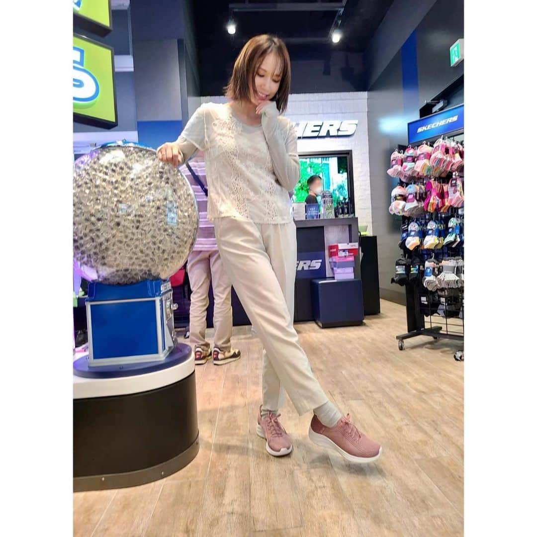 ソニンさんのインスタグラム写真 - (ソニンInstagram)「． My new SKECHERS!!!👟  スケッチャーズさんに行ってゲットした新しい靴たち。  手を使わなくても脱ぎ履きができるSlip-insが画期的！(私が履いてる靴)荷物持ってたりお子様抱いてたりしててもスポン💨できる代物。本当に立ったまま履けるのが毎回感動✨  一番左はいま稽古場で 二番目はジム走る時やいっぱい歩く時 三番目はサンダルとしてスカートやパンツ時にも  さっそく大活躍で、またヘビー履きして愛していきます♡  @skechersjapan さんありがとうございます✨  #Skechers #SlipIns #ArchFit #スケッチャーズ　#スリップインズ　#アーチフィット」8月25日 11時44分 - sonim_official