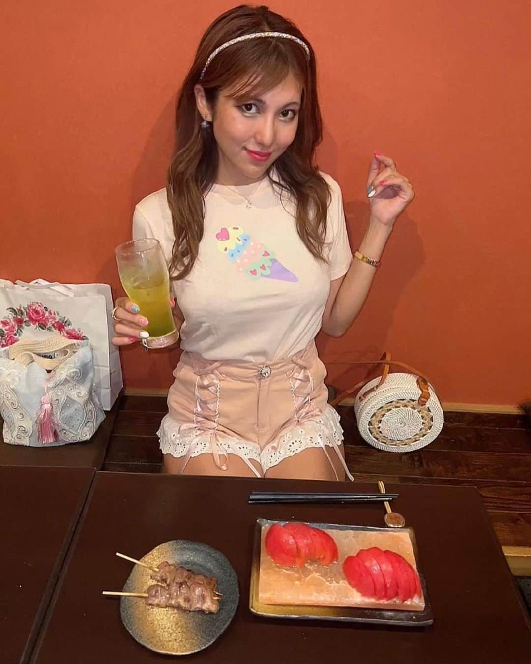 神谷麻美さんのインスタグラム写真 - (神谷麻美Instagram)「#焼鳥　美味しい〜🥰💖🐓✨️  #炭火やきとりまっすぐ で 焼鳥おまかせ６本 食べたよっ❤️✨️ ハツ、せせり、ささみ、ねぎま など🥰💖全部美味しかった🥰💖✨️  私はつくねと半熟うずらが好き❤️🥚✨️ 半熟うずら初めて食べたっ🩷✨️美味しすぎた🥰💖💕✨️  焼きおにぎりは、焼鳥ソースを選んだよ❣️🍙 外カリカリお焦げで美味しかった🥰💖✨️  ビールアートに店名書いてあるの可愛いっ❤️🍻✨️  PR @yakitorimassugu #横浜西口焼鳥 #横浜焼き鳥 #横浜日本酒 #ビールアート #横浜個人店 #横浜送別会#横浜焼鳥」8月25日 11時49分 - asamice428
