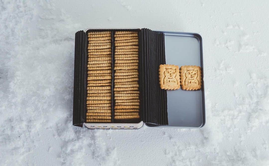 なかしましほ（foodmood）さんのインスタグラム写真 - (なかしましほ（foodmood）Instagram)「Miknits10周年 記念のクッキー缶をfoodmoodで製作しました。 姉と私の故郷・新潟の、大好きな「佐渡バター」をたっぷり使った特別なクッキーです。ほぼ日さんのウェブサイトで8/29日から３回に分けて販売いたします。」8月25日 11時49分 - foodmoodshop