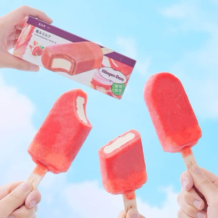 ハーゲンダッツ ジャパンのインスタグラム：「暑い日にぴったり🍓🍨 ジューシーな苺が楽しめる バー『苺＆ミルク』はいかがでしょうか？  甘酸っぱい苺🍓と ハーゲンダッツの濃厚な味わいの ミルクアイスクリーム🐄  青空の下で食べたいものを、コメントで教えてくださいね🙋💕  #ハーゲンダッツ #haagendazs #本日とろけ曜日 #ハローしあわせ #苺ミルク #🍓 #ストロベリー #いちご #strawberry #アイスバー」