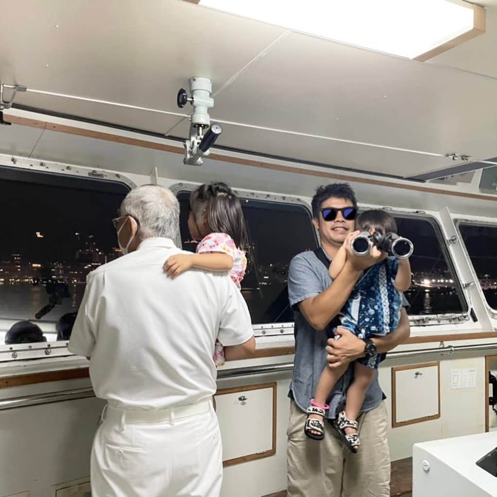 いわさきふきこ さんのインスタグラム写真 - (いわさきふきこ Instagram)「我が家の夏休み〜ルミナス神戸2編🚢〜  特別に操舵室に案内してくださった、レストランチーフの石野さん。  子どもたちをずっと抱っこして夜の神戸港を見せてくださった、船長の辻さん。  心あるルミナス神戸2の皆様のおかげで、一生の思い出ができました。  #ルミナス神戸2 #レストランクルーズ船 #クルーズディナー #令和3年生まれ #令和3年5月生まれ #2歳3ヶ月 #令和元年生まれ #令和元年10月生まれ #3歳10ヶ月 #1歳7ヶ月差 #姉弟」8月25日 11時56分 - fukikoiwasaki