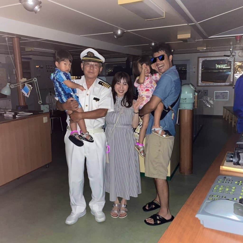 いわさきふきこ のインスタグラム：「我が家の夏休み〜ルミナス神戸2編🚢〜  特別に操舵室に案内してくださった、レストランチーフの石野さん。  子どもたちをずっと抱っこして夜の神戸港を見せてくださった、船長の辻さん。  心あるルミナス神戸2の皆様のおかげで、一生の思い出ができました。  #ルミナス神戸2 #レストランクルーズ船 #クルーズディナー #令和3年生まれ #令和3年5月生まれ #2歳3ヶ月 #令和元年生まれ #令和元年10月生まれ #3歳10ヶ月 #1歳7ヶ月差 #姉弟」