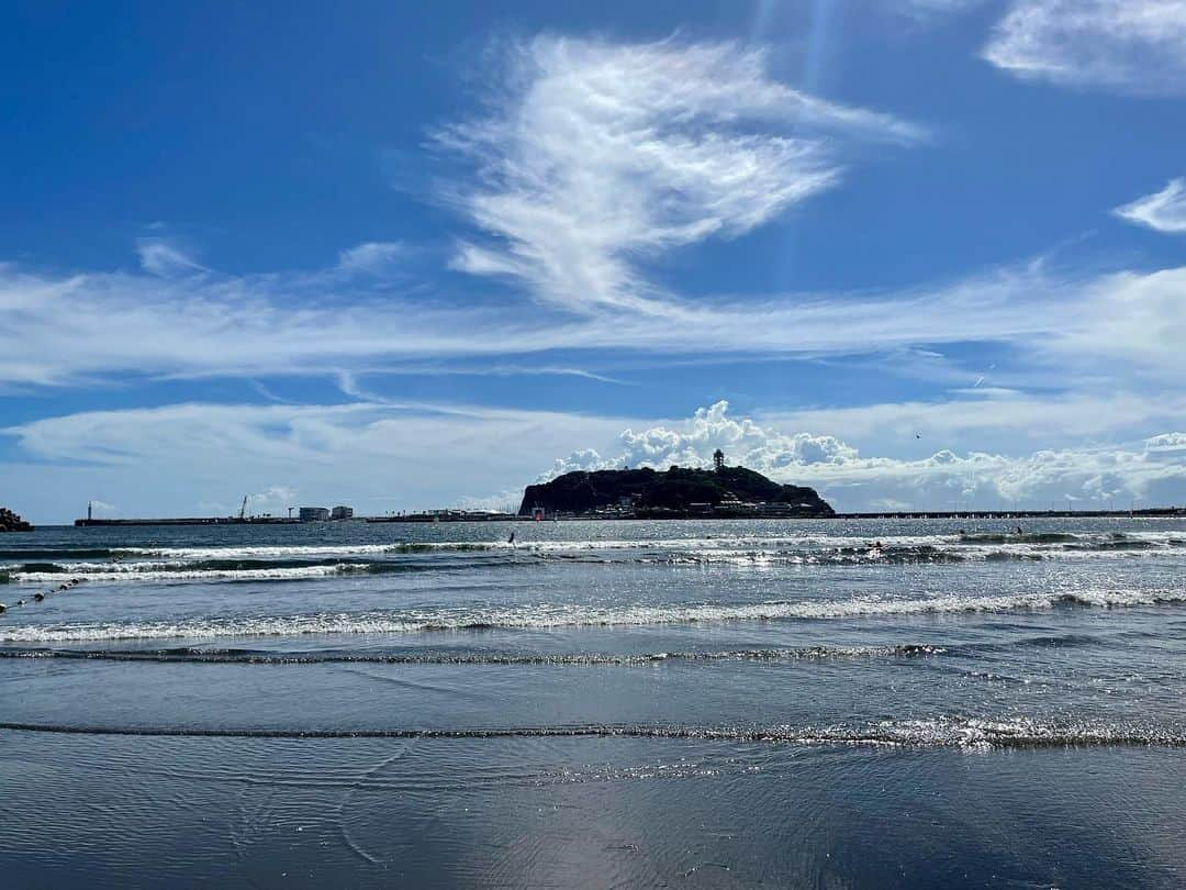 亜羽音のインスタグラム：「うみー！ 暑すぎた🥵でも海は大好き💕 海なし県には住めません😂 海嫌いな人とも付き合えない！笑  #夏#海水浴 #海」