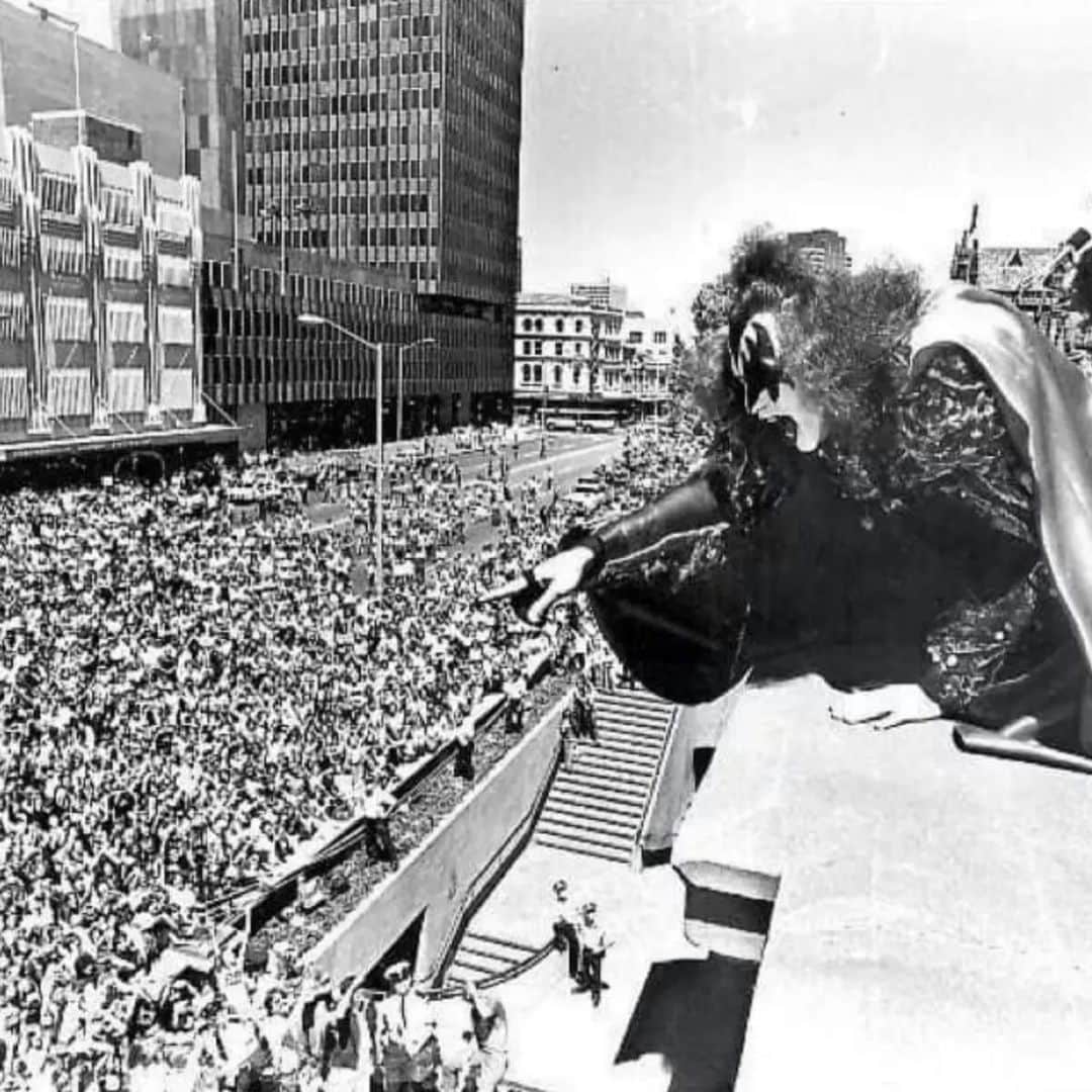 KISSのインスタグラム：「#ThrowbackThursday: November 1980 - Amazing welcome at Sydney's City Hall during our first visit to #Australia.   43 years later, we'll be back in #Sydney for our final Australian show at Accor Stadium on October 7th. #KISSTORY #EndOfTheRoadTour」
