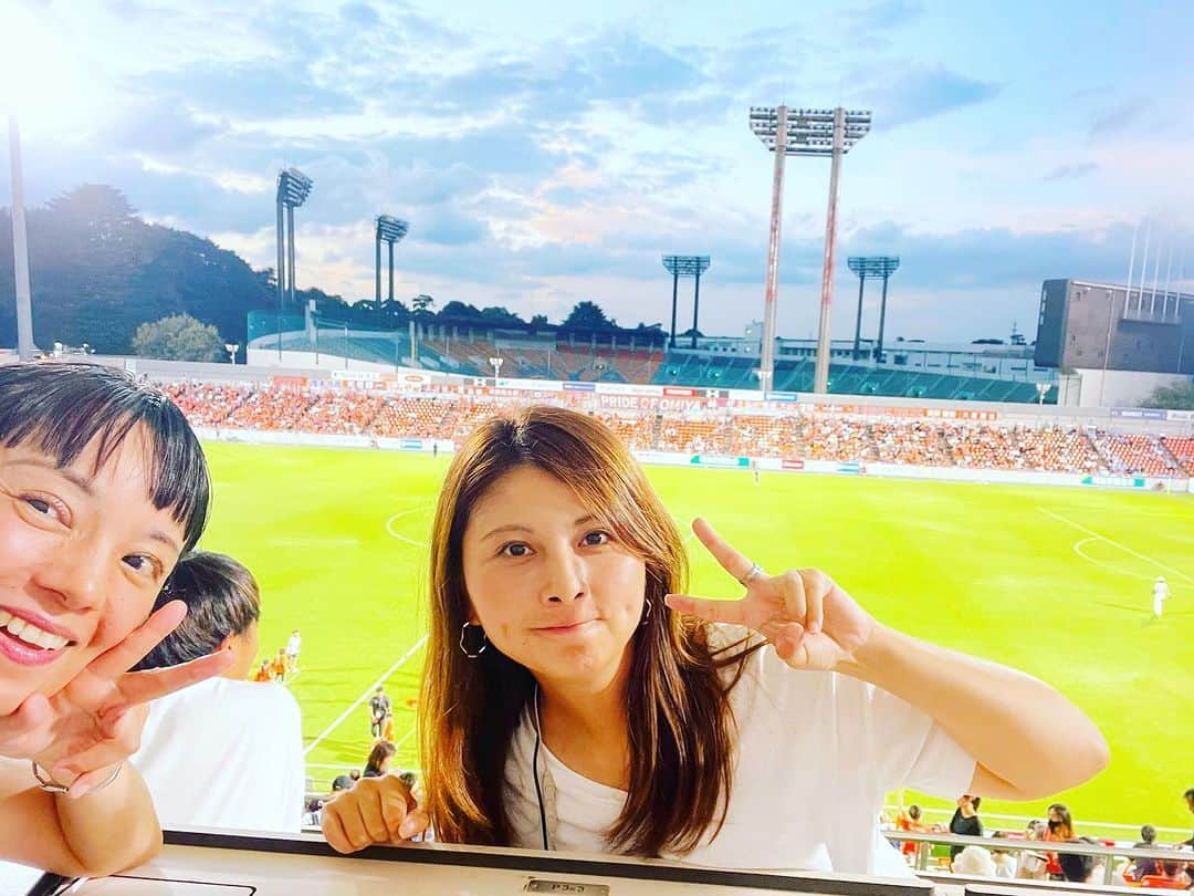 安田美香のインスタグラム：「今週末 #大宮 づくしです🤜🏻🤛🏻  ⚽️8/26(土)19:00KO  #Jリーグ J2 32節 #大宮アルディージャ vs #Vファーレン長崎 🎤リポーターつとめます  ⚽️8/27(日)18:00KO #WEリーグカップ 開幕戦 #大宮アルディージャVENTUS vs #INAC神戸レオネッサ 🎤実況つとめます  写真は、大宮といえばこの方！ 國領ちゃん @hiroko_kokuryo   #NACK5スタジアム大宮 で、JもWEも一緒に楽しみませんか♪」