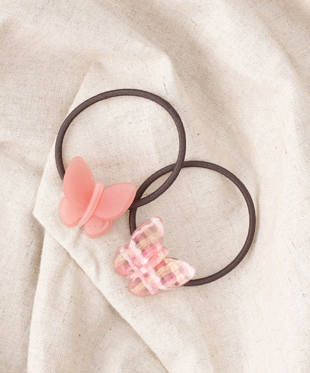 3COINSさんのインスタグラム写真 - (3COINSInstagram)「【KIDS ACCESSORY】  3COINSではキッズアクセサリーも販売中！ ちゅるんとした素材がかわいいヘアアクセサリーや くまモチーフのアイテムが入荷しました🧸🤍  ※一部の狭小店舗では取り扱いがございません。  ＝＝＝＝＝＝＝＝＝＝＝＝＝＝＝＝＝＝＝＝ ▶フラワークリップ2個セット 300円（税込330円） ▶クマリング 300円（税込330円） ▶クマポニー2個セット 300円（税込330円） ▶ちょうちょポニー2個セット 300円（税込330円） ＝＝＝＝＝＝＝＝＝＝＝＝＝＝＝＝＝＝＝＝  ┈┈┈┈┈┈┈┈┈┈┈┈┈┈┈┈ 店舗により在庫が異なりますので、 お立ち寄りの店舗までお問い合わせください。  @3coins_official プロフィールのURLより 公式通販サイト〈パルクローゼット〉で お買い物いただけます。 税込5,000円以上のお買い物で送料無料📦 ┈┈┈┈┈┈┈┈┈┈┈┈┈┈┈┈ #3COINS #スリーコインズ #スリコ #通販サイト #パルクローゼット #プチプラ #プチプラグッズ #アクセサリー #キッズアクセサリー #キッズ #キッズアイテム  ※商品画像はイメージです。実際の商品とは多少異なる場合があります。あらかじめご了承ください。」8月25日 12時00分 - 3coins_official