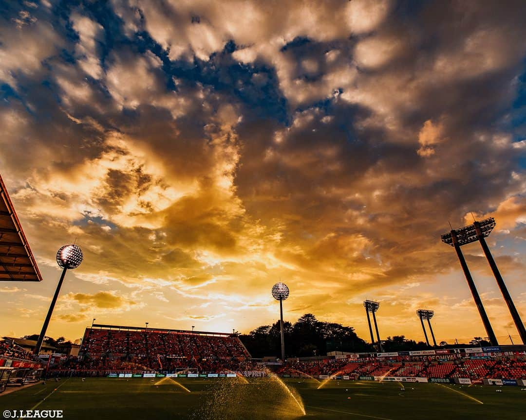 Ｊリーグさんのインスタグラム写真 - (ＪリーグInstagram)「虹に夕日、鮮やかな青空も💙🌈  スタジアム×空は、様々な表情を見せてくれます😌  本日は、素敵な写真を皆さんにお届け👀 天気の良い日は、ぜひスタジアムと空の写真を撮ってみてくださいね📸  #名古屋グランパス #豊田スタジアム #大宮アルディージャ #NACK5スタジアム大宮 #横浜Fマリノス #日産スタジアム #鹿島アントラーズ #県立カシマサッカースタジアム #栃木SC #カンセキスタジアムとちぎ #サガン鳥栖 #駅前不動産スタジアム #柏レイソル #三協フロンテア柏スタジアム #サンフレッチェ広島 #エディオンスタジアム広島  #Jリーグ #jleague #サッカー #soccer #football #J30」8月25日 12時00分 - jleaguejp