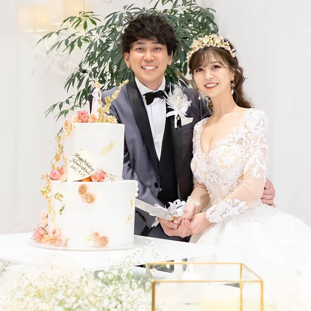 アルカンシエルグループのインスタグラム：「アルカン花嫁様 結婚式レポート🕊  笑顔溢れる温かい時間を過ごせるように、と こだわりが詰まった結婚式✨  新郎様からのサプライズも素敵でした🌹  会場  @arcenciel.luxeosaka  photo by @t_wedding_a 様  お写真をご紹介させていただき ありがとうございました🕊  ......................................  「 #感謝を式のまんなかに。」  式を通じて、今いちばん伝えたいもの。 それはきっと、言葉だけじゃ足りない 「ありがとう」の気持ちで最高のおもてなしを…。  大切なゲストと一緒に作り上げる結婚式 専任のプロデューサーがおふたりの想いを形にします。  ◾️各会場アクセス抜群の好立地 ◾️おふたりやご家族らしさを大切にしたお料理が定評 ◾️いつもおふたりに寄り添うプロデューサー ◾️理想の演出でゲストにサプライズ  お問い合わせはプロフィールURLより💌 @arcenciel.wedding  お写真を紹介してもOKという方は #アルカン花嫁 をつけて投稿してください♡  素敵な投稿をお待ちしております＊*  ......................................  #アルカンシエル #結婚式 #結婚式場 #ゲストハウス #結婚式準備 #挙式 #披露宴 #ウエディング #ウェディング #プレ花嫁 #プレ花嫁さんと繋がりたい #式場探し #結婚式レポ #披露宴レポ #卒花レポ #ウェディングレポート #ウェディングレポ #カラードレス #ウエディングヘア #アルカンシエルluxemariage大阪」