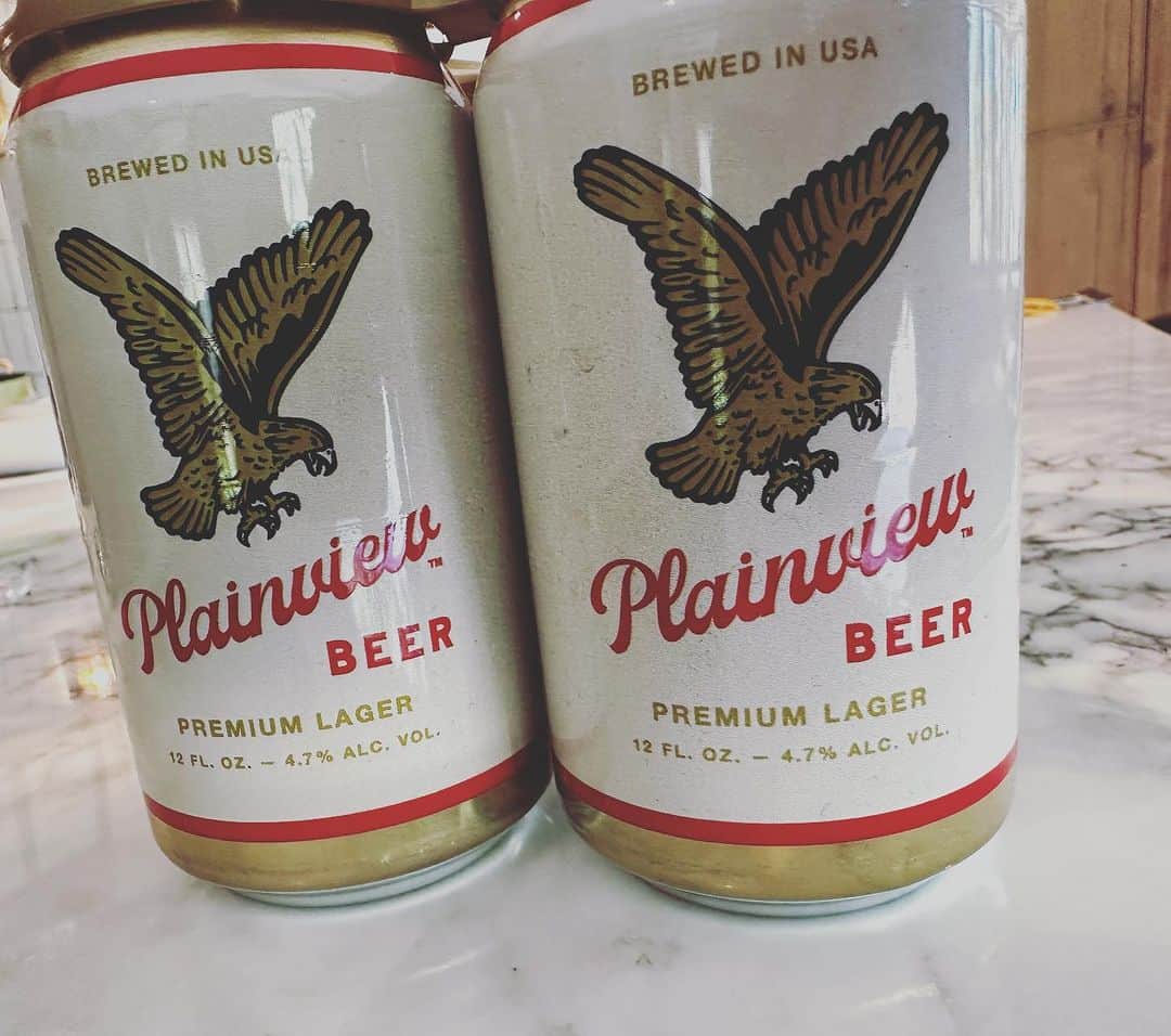 トム・デロングのインスタグラム：「Got some @plainviewbeer from some sexy friends… 🤘🏼🤘🏼」