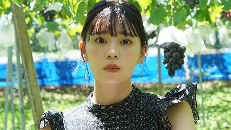 坂井仁香さんのインスタグラム写真 - (坂井仁香Instagram)「🍇  私と🍇どっちがほしい？  #とき宣#坂井仁香#ひとちゃん#超とき宣#超ときめき宣伝部#idol#私服#コーデ#タンクトップ#ロングヘア#巻き髪#ぶどう狩り＃ぶどう#葡萄畑#フルーツ狩り」8月25日 12時01分 - hitoka_sakai_official